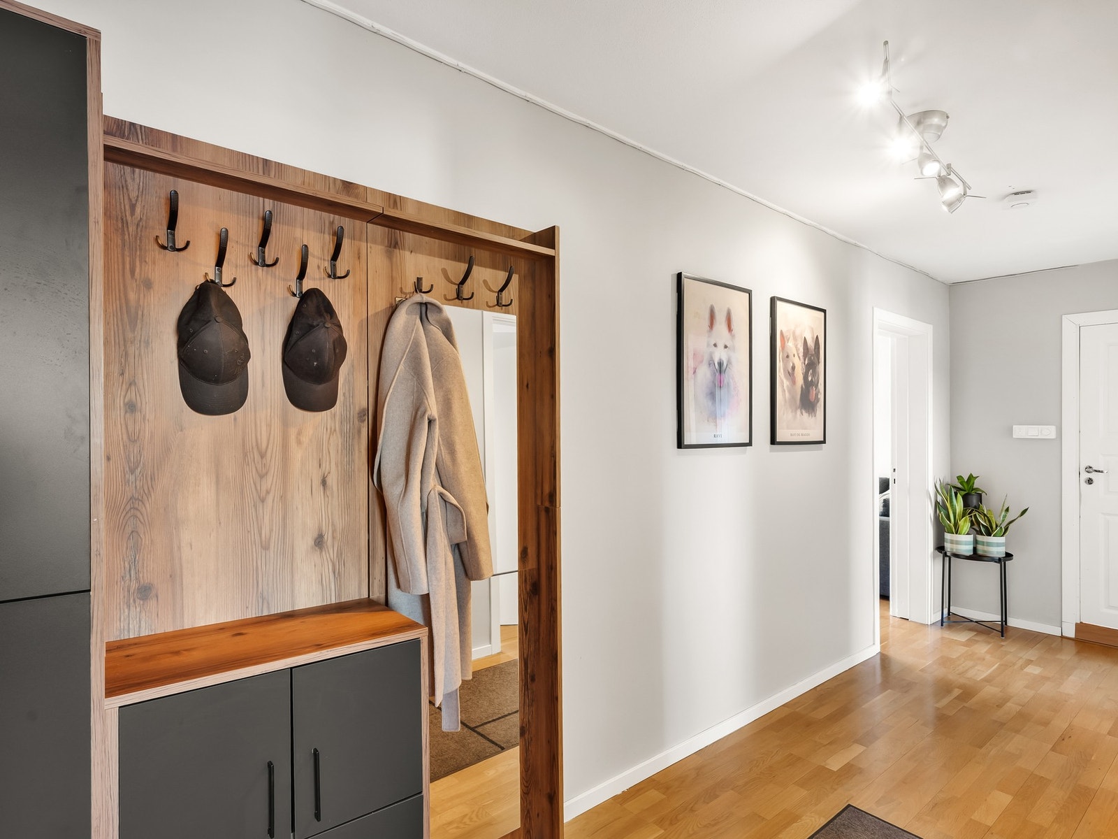 Her har du gode muligheter til å henge fra deg all yttertøy og sko. Galleribilde