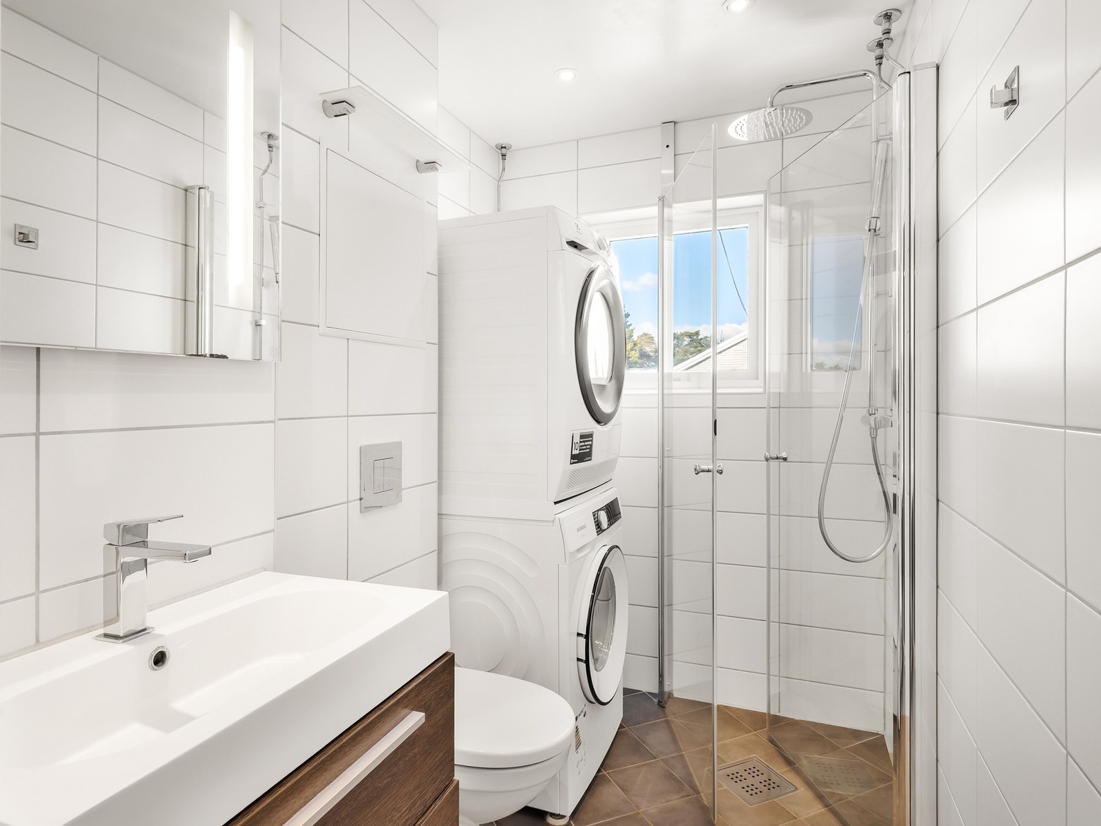 Pent, flislagt baderom med behagelige varmekabler installert. Galleribilde