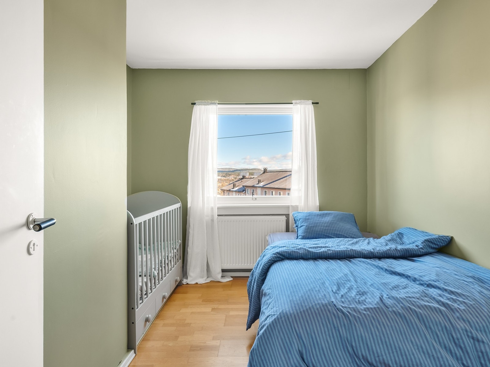 Soverom 2 er også av god størrelse med plass for seng, nattbord og garderobe. Galleribilde