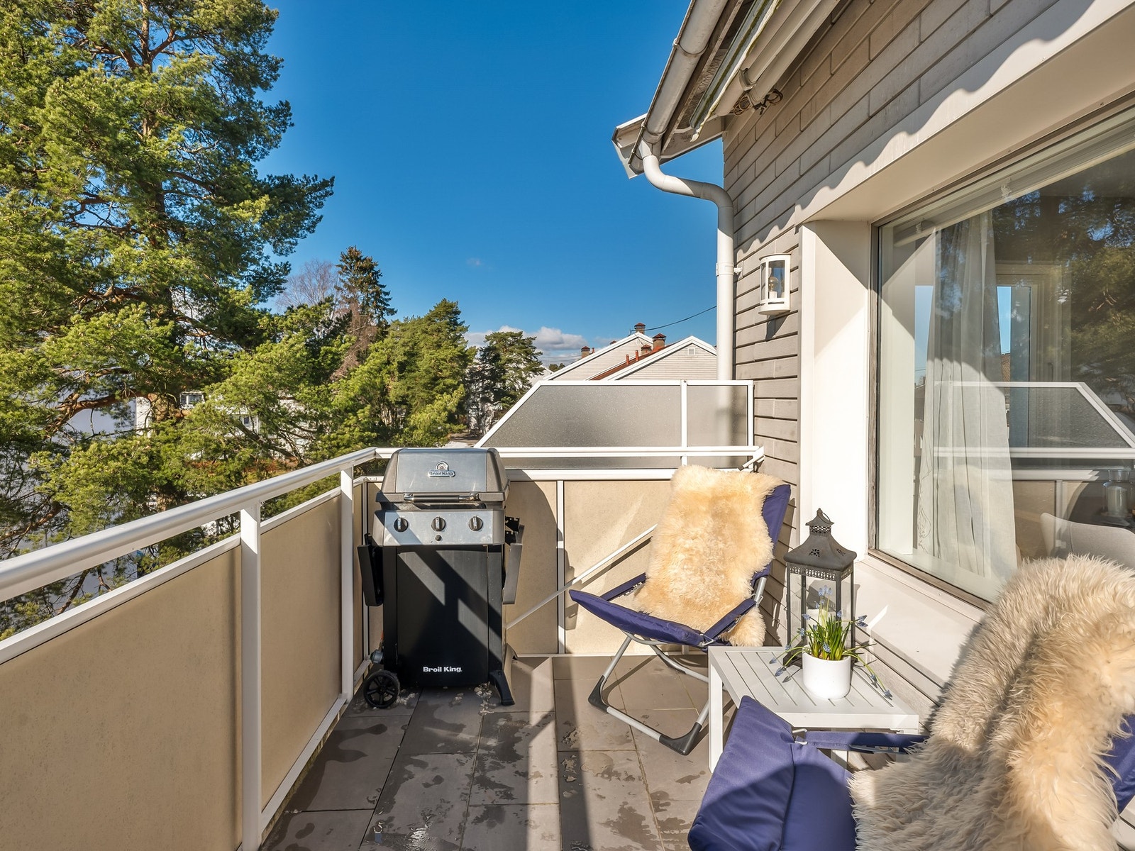 Her er det god plass til både møbler og planter, slik at du kan skape en hyggelig uteplass. Galleribilde