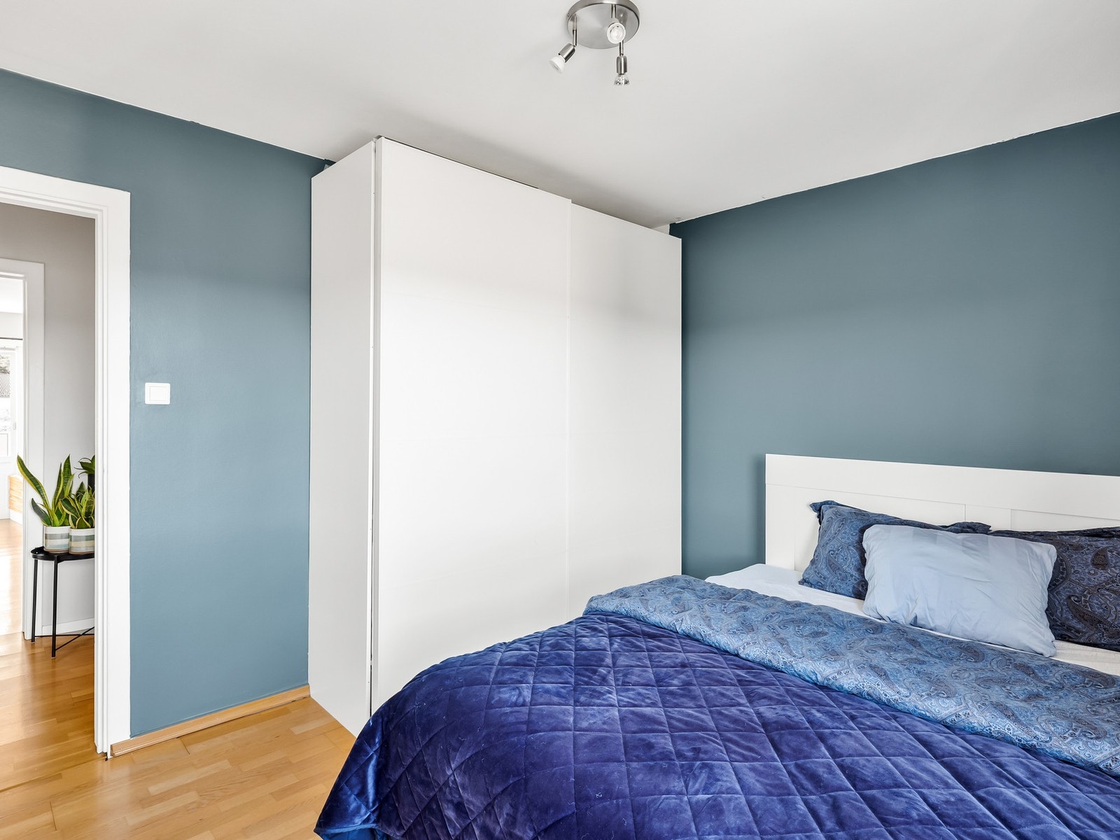 Hovedsoverommet har god plass til dobbeltseng og garderobeskap. Galleribilde