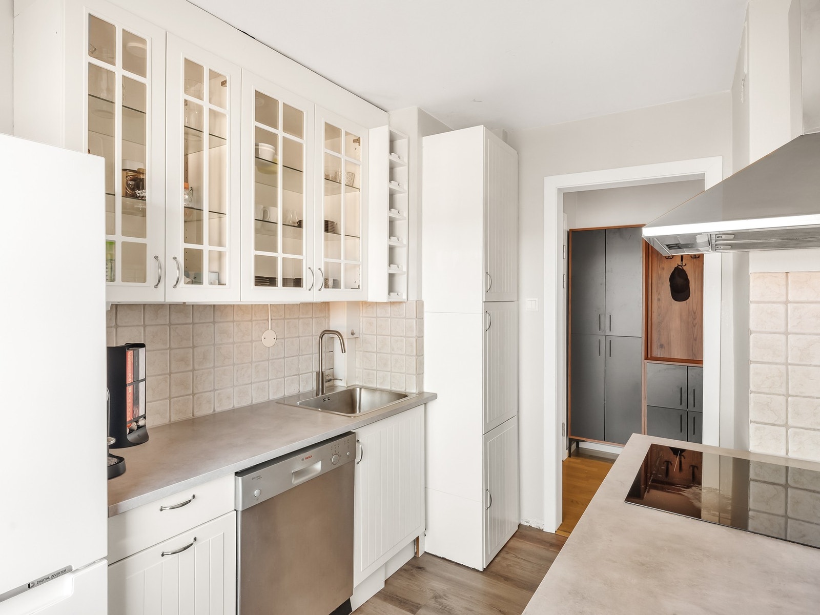 Kjøkkenet har alle hvitevarer du trenger, slik som oppvaskmaskin, komfyr, og kjøl/fryseskap. Galleribilde