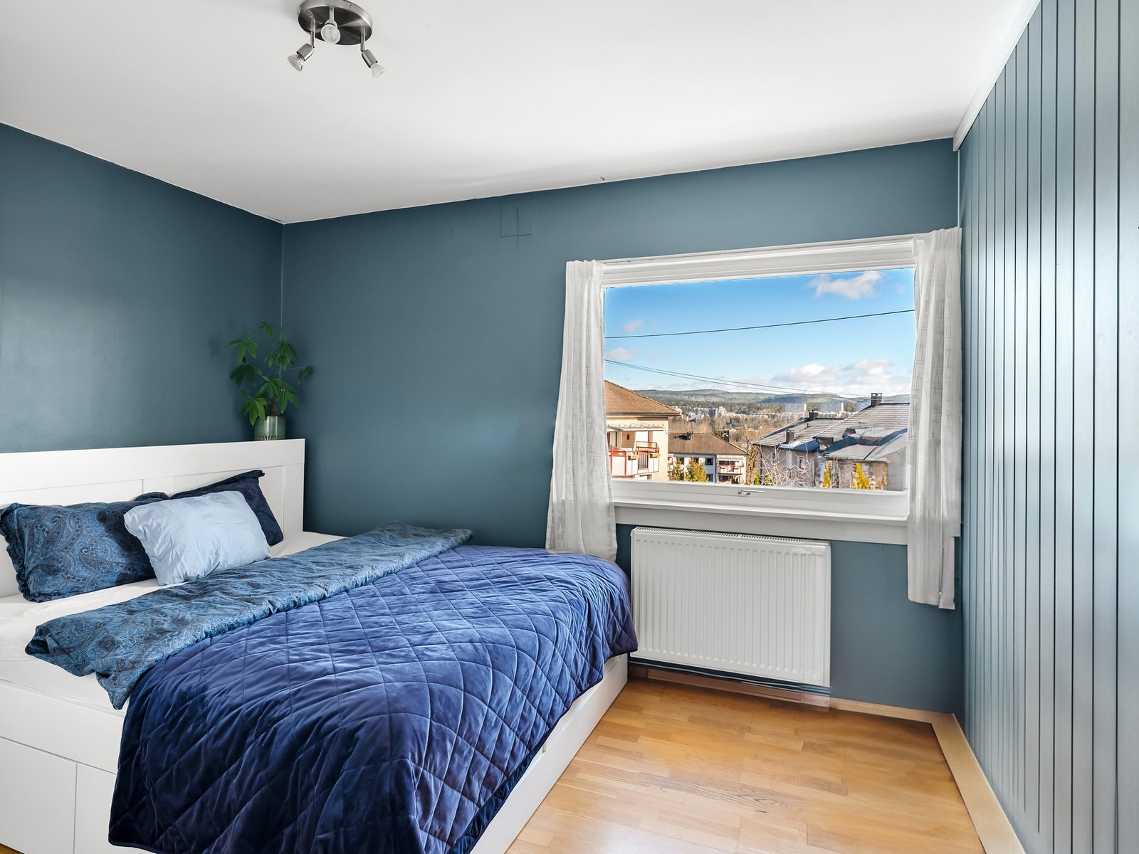 Soverommet har store vindusflater som slipper inn rikelig naturlig lys Galleribilde