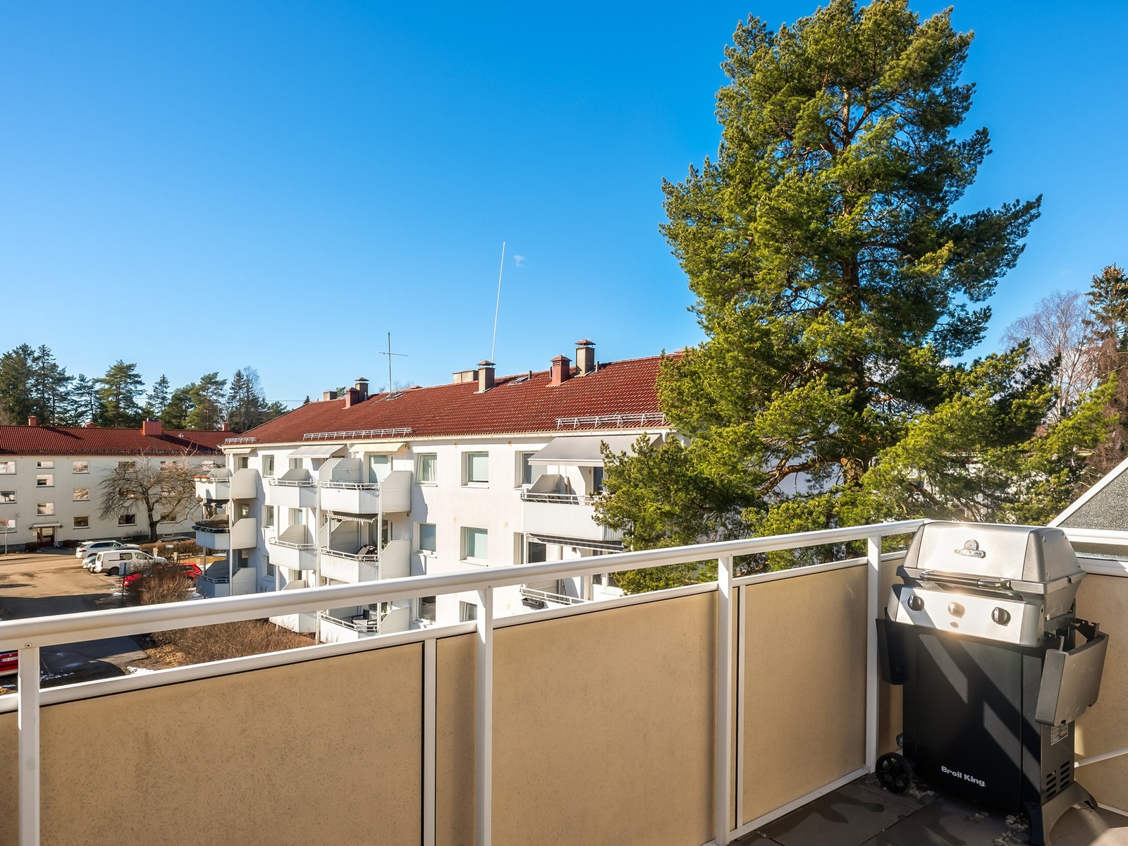 Balkongen er nord-vestvendt på ca. 8 m². Galleribilde