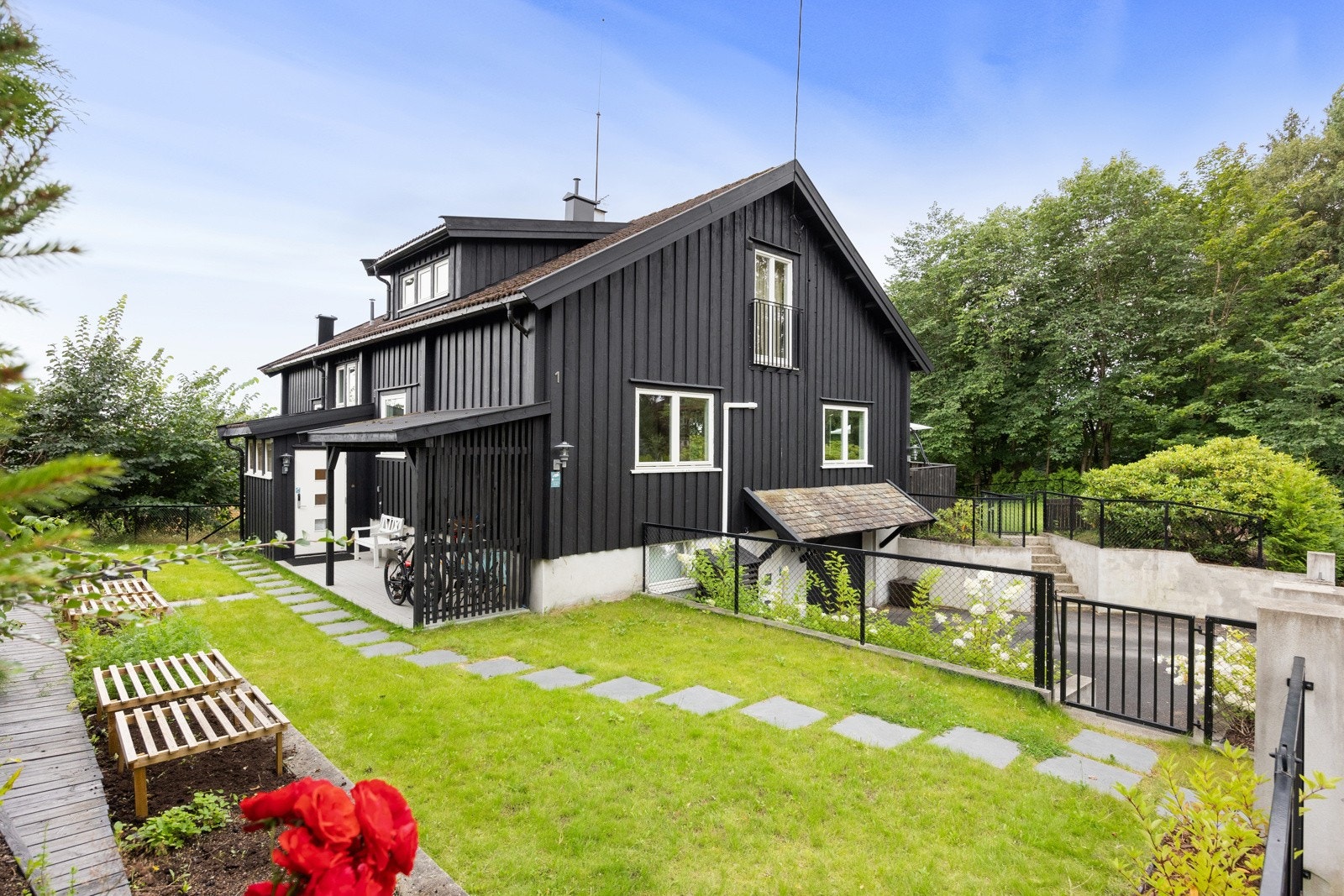 Boligen ligger i et ettertraktet, barnevennlig område med hovedsakelig villabebyggelse. Galleribilde