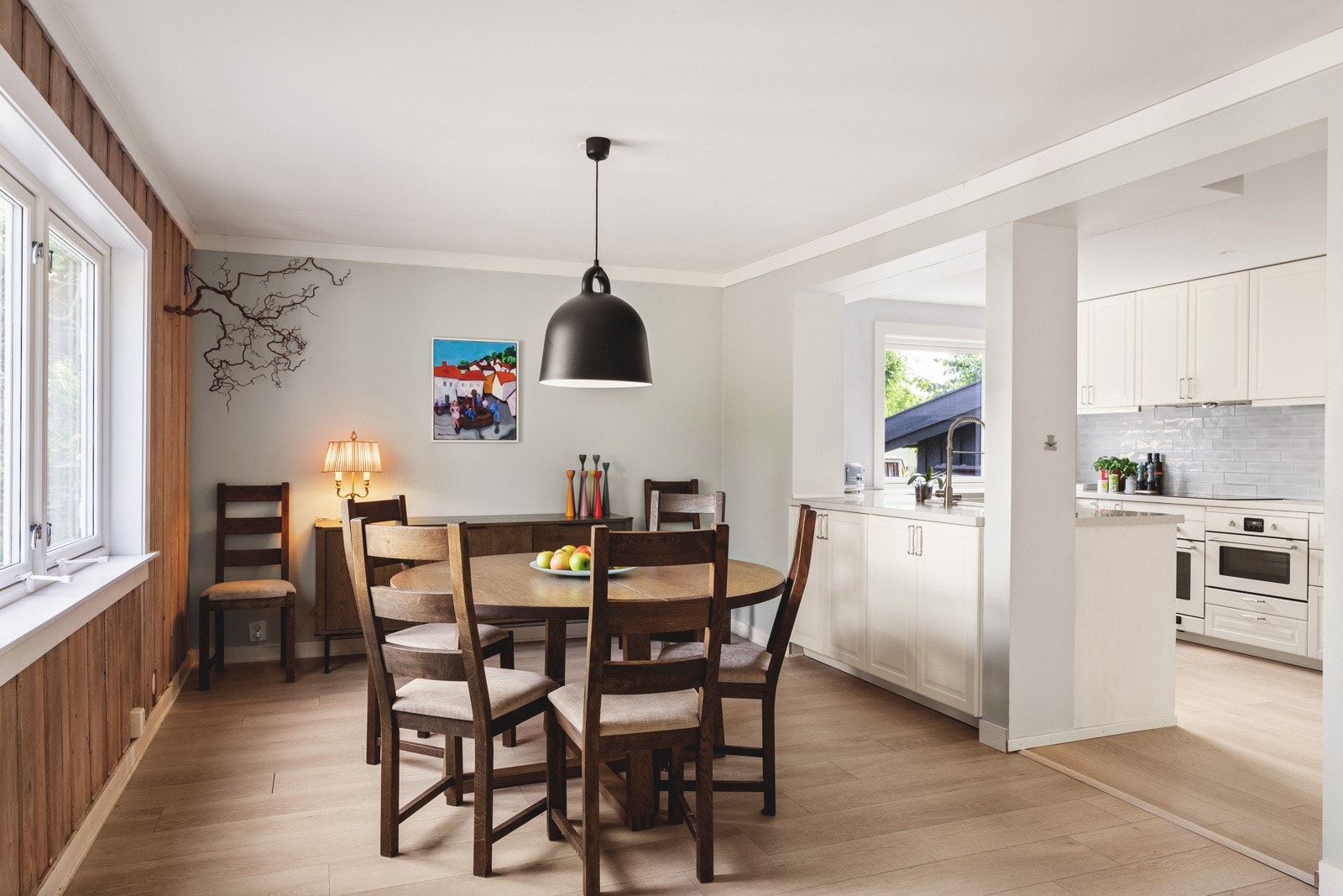 I spisestuen er det god plass til spisebord med stoler. Galleribilde