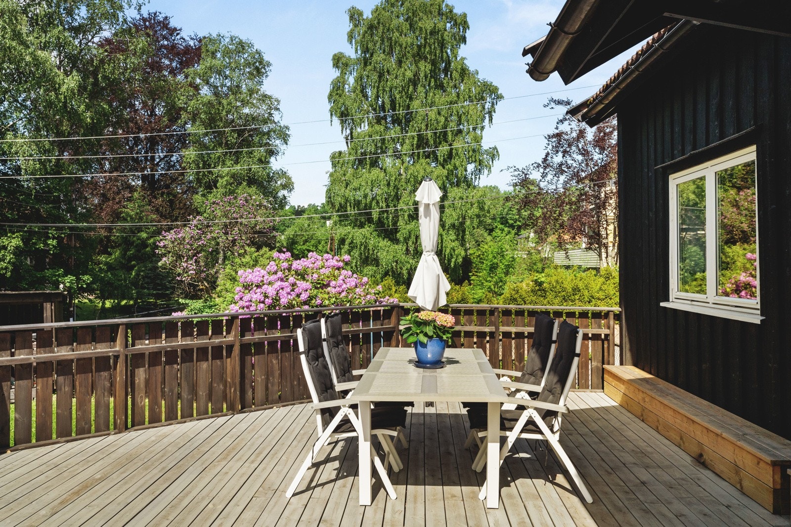 Verandaen er av en meget god størrelse som gir plass til utemøblementet. Galleribilde