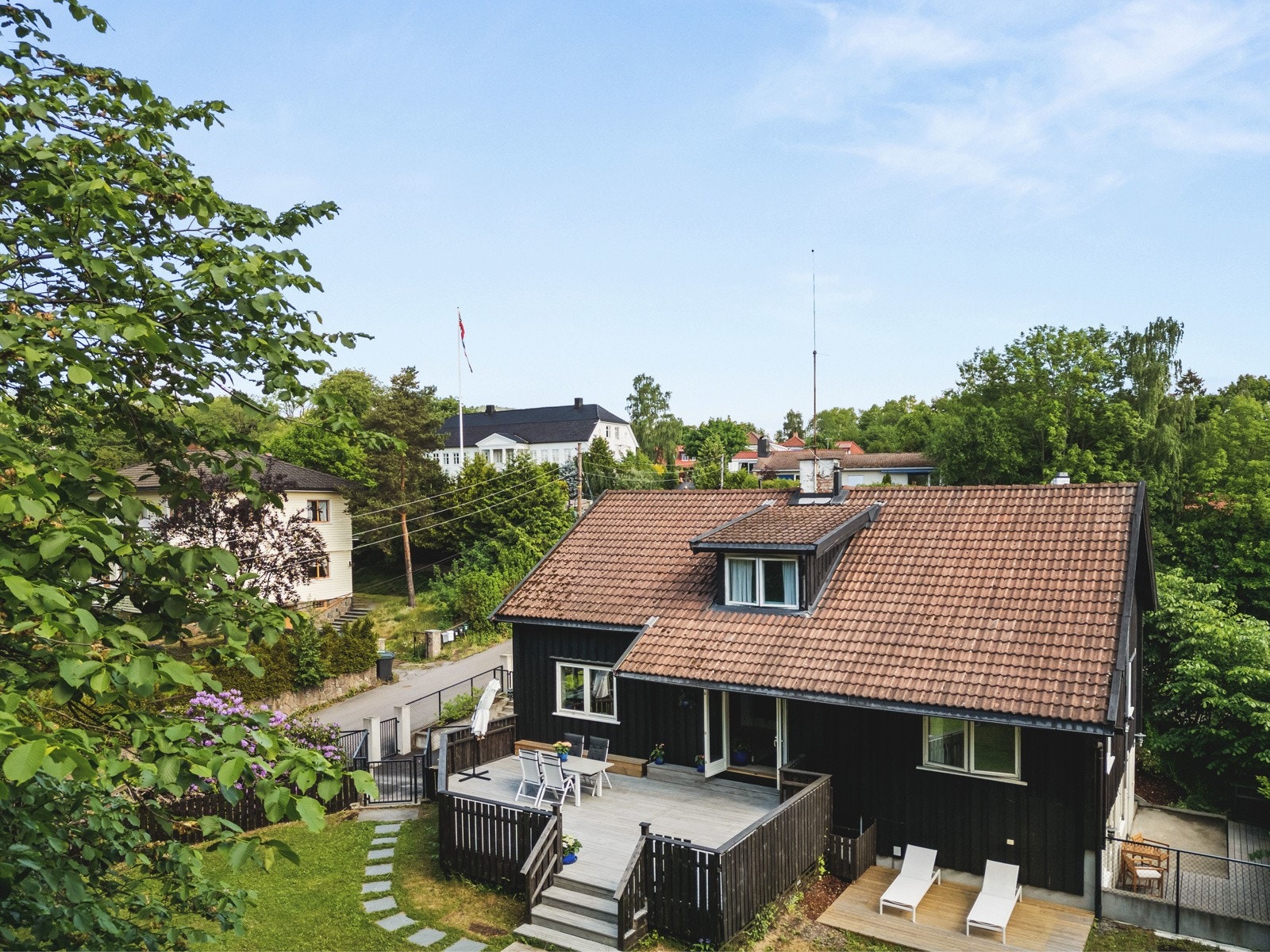 Risalléen er et veletablert og hyggelig boligområde med kort vei til flotte lekeplasser, barnehager og skoler. Galleribilde