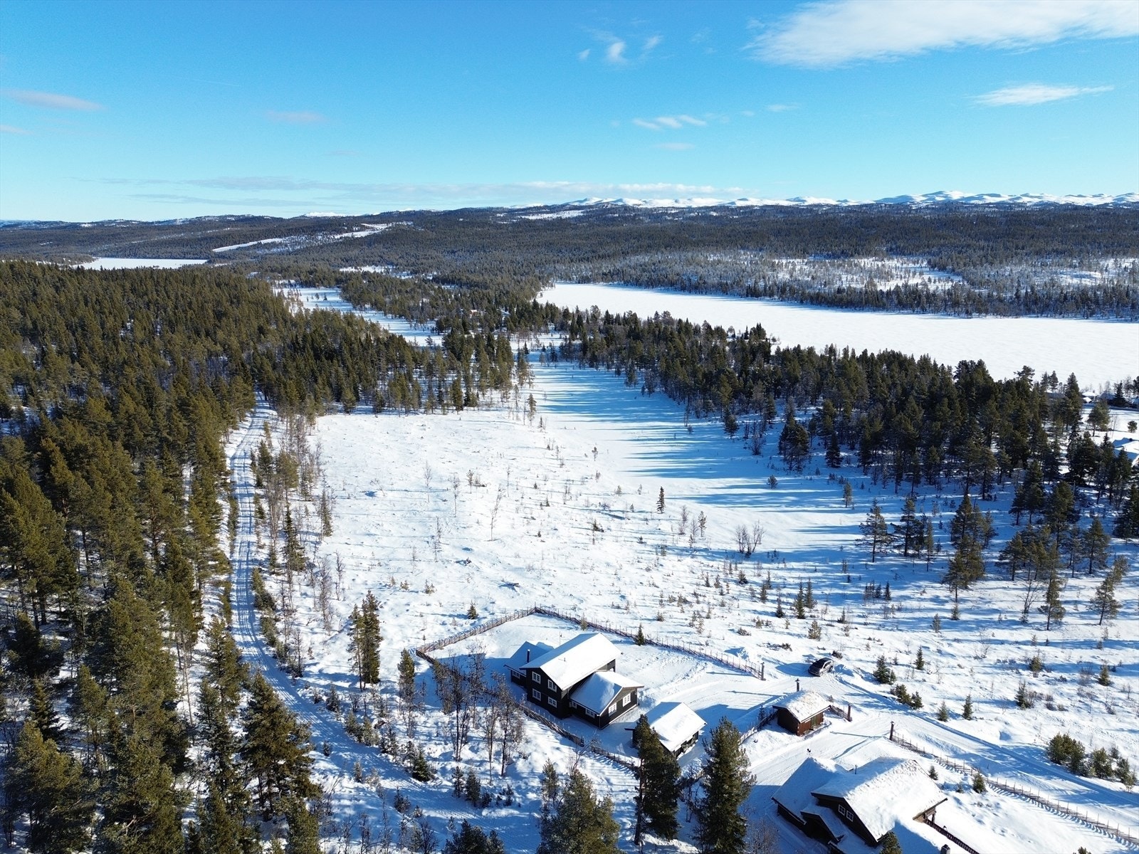 Eiendommen ligger sydvendt og har flott utsikt mot bl.a. Hallingnatten og Tunhovdfjellene. Galleribilde