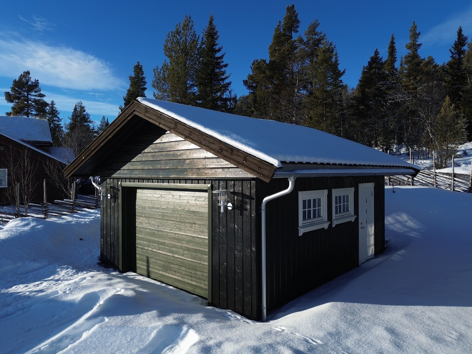 Praktisk garasjebygning/uthus. Galleribilde