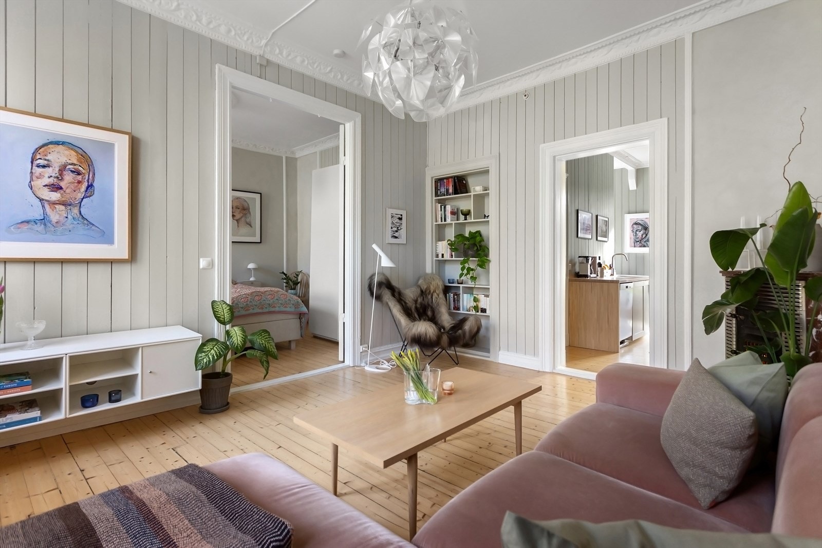 I stuen er det god plass til sofagruppe med tilhørende sofabord og tv-møblement. Galleribilde