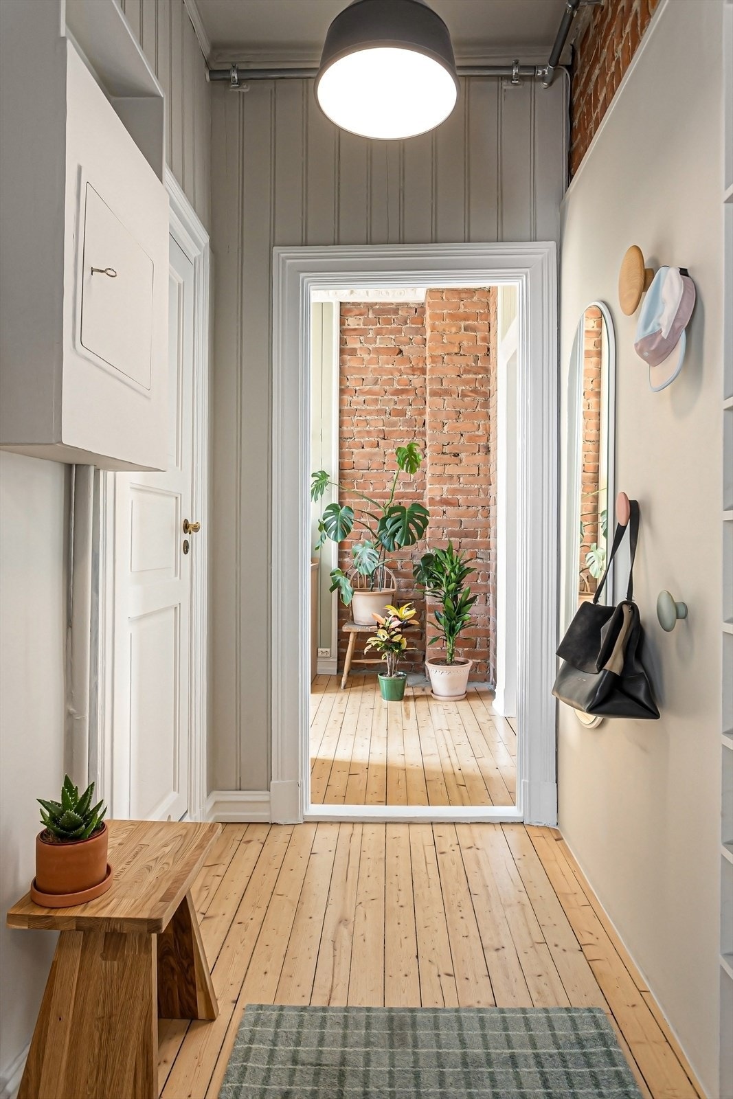 I gangen er det plass til knagger og skohylle for oppbevaring av yttertøy. Galleribilde