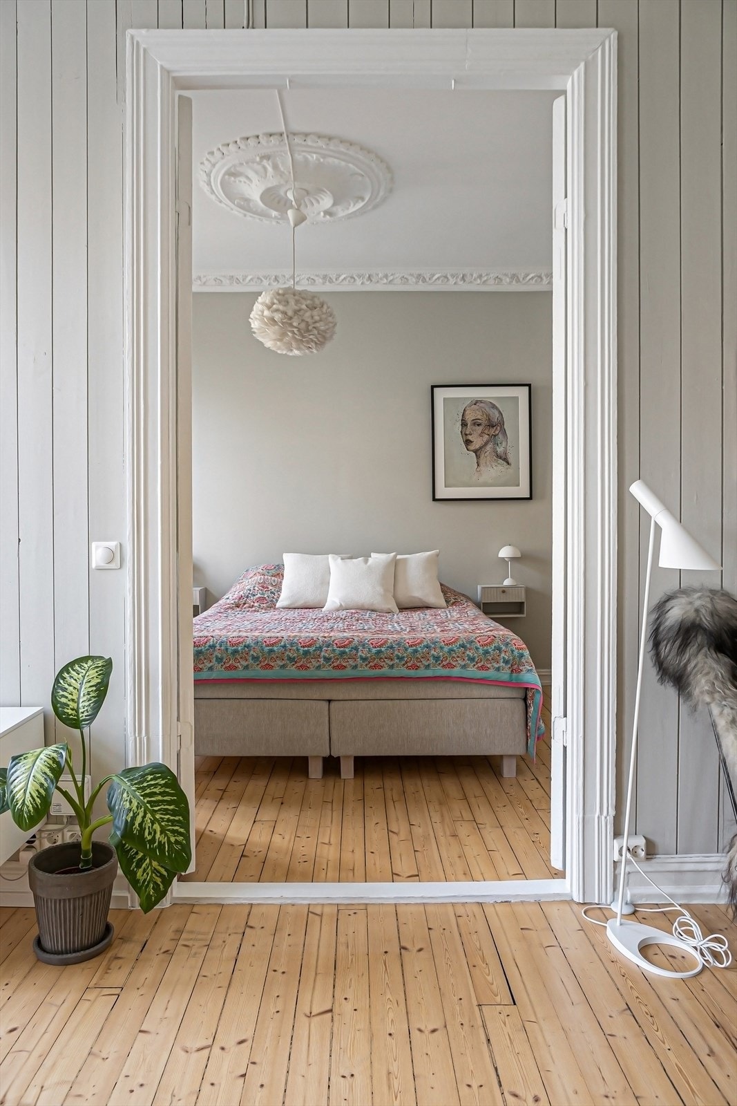 Overflatene i leiligheten består av tregulv, malt panel og glatte, malte vegger. Galleribilde