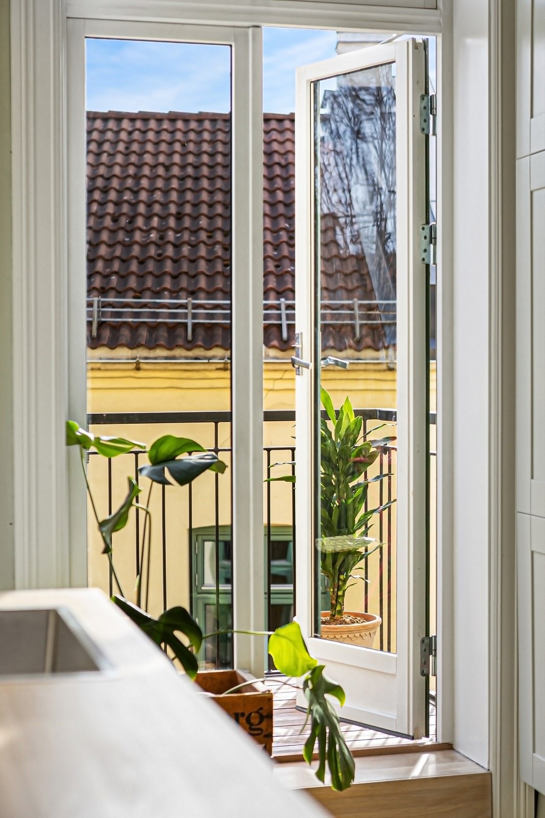 Leiligheten ligger i 5. etasje, og inneholder entré, bad, kjøkken, soverom og stue. Galleribilde