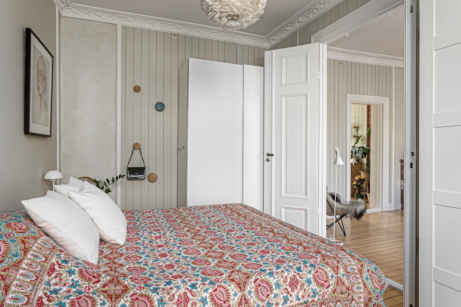 Det er masse lagringsplass med både garderobeskap og skyvedørsgarderobe. Galleribilde