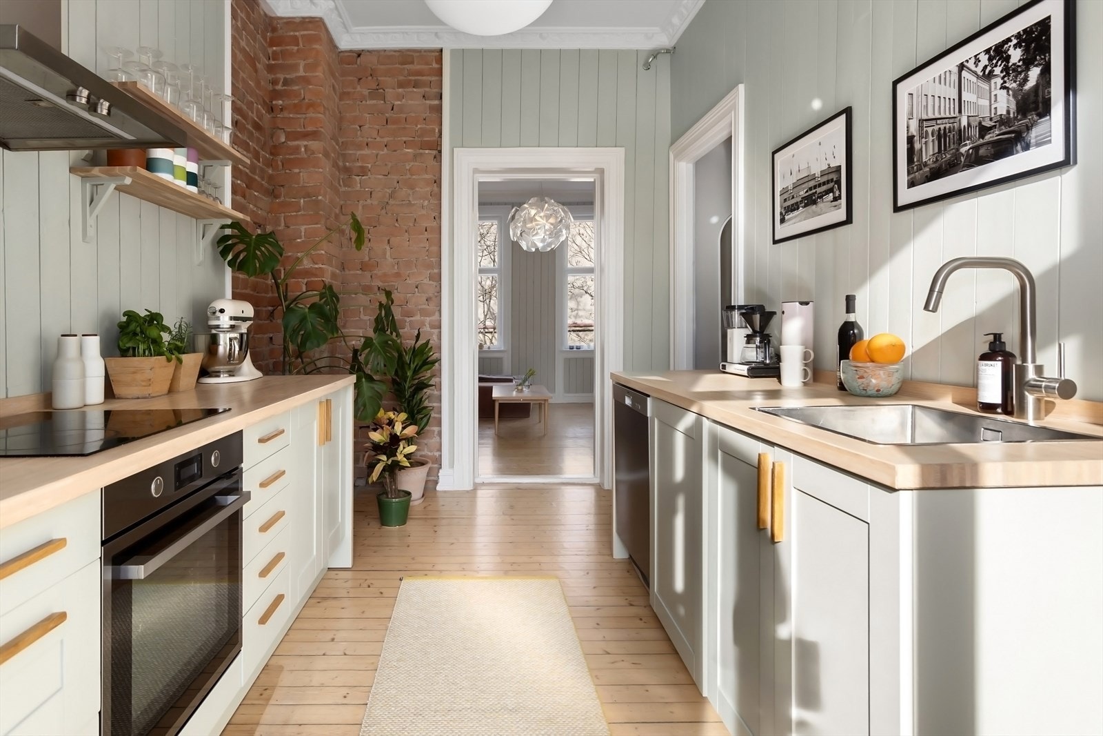 Nyere, smakfull innredning fra Ikea med profilerte fronter og benkeplate i tre/finerplate (Pinnarp fra IKEA). Det er integrert kjøl/fryseskap, stekeovn og platetopp med kullfiltervifte over stekesonen samt frittstående oppvaskmaskin. Galleribilde