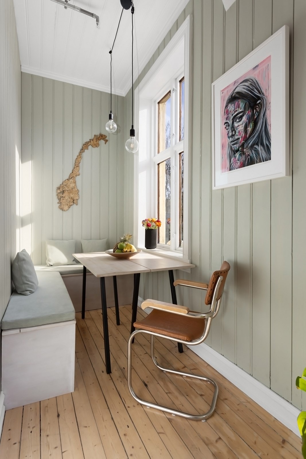 På kjøkkenet er det en koselig, skjermet spisekrok. Galleribilde