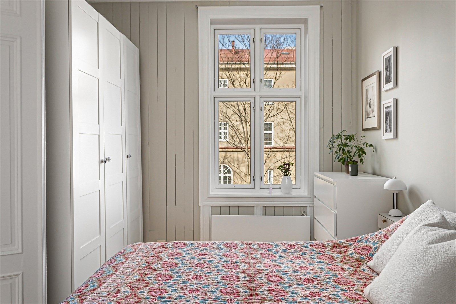 Det er god plass til dobbeltseng med nattbord på hver side. Galleribilde