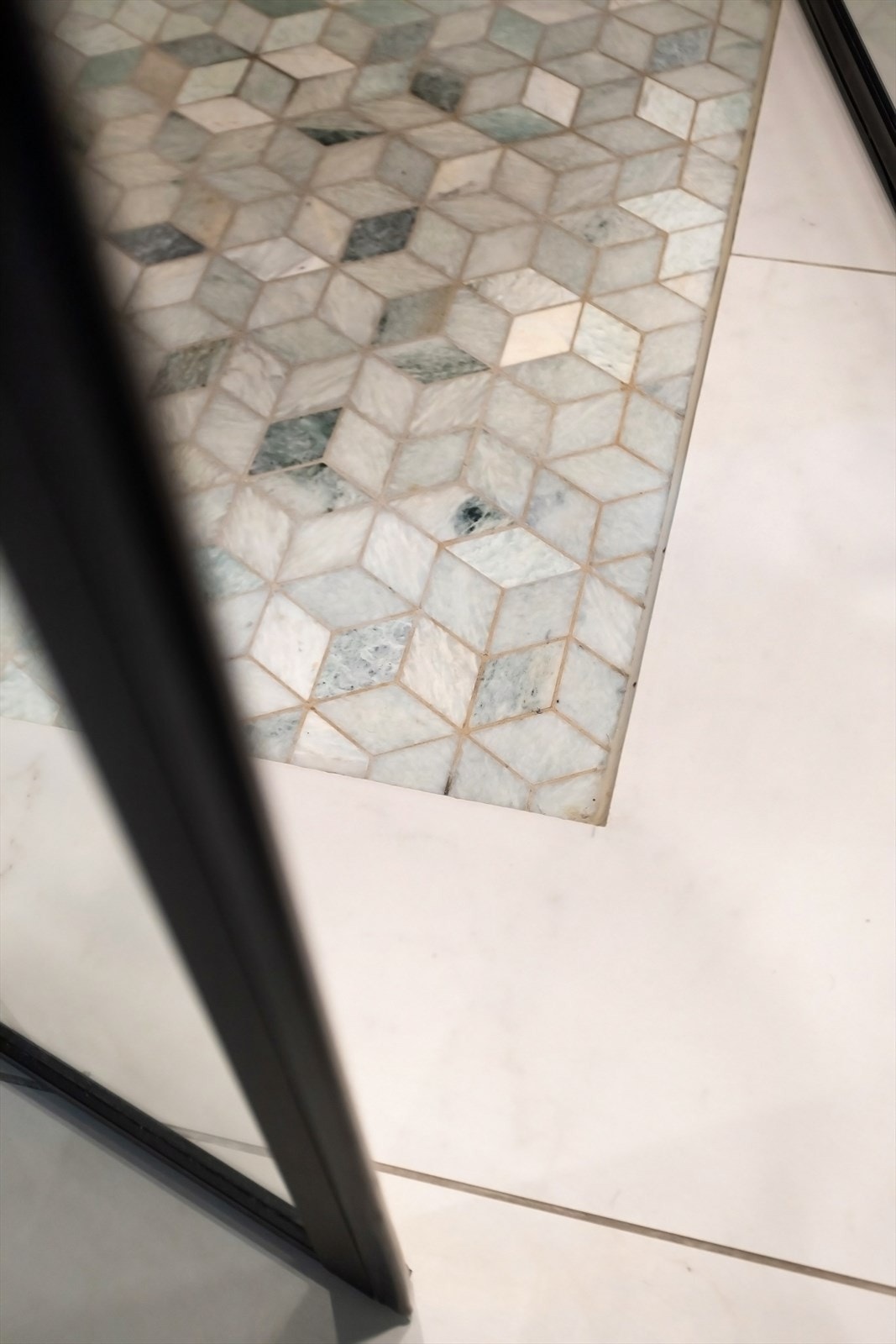 Badet har moderne farge- og materialvalg, behagelig gulvvarme og malte plater med downlights i himling. Galleribilde