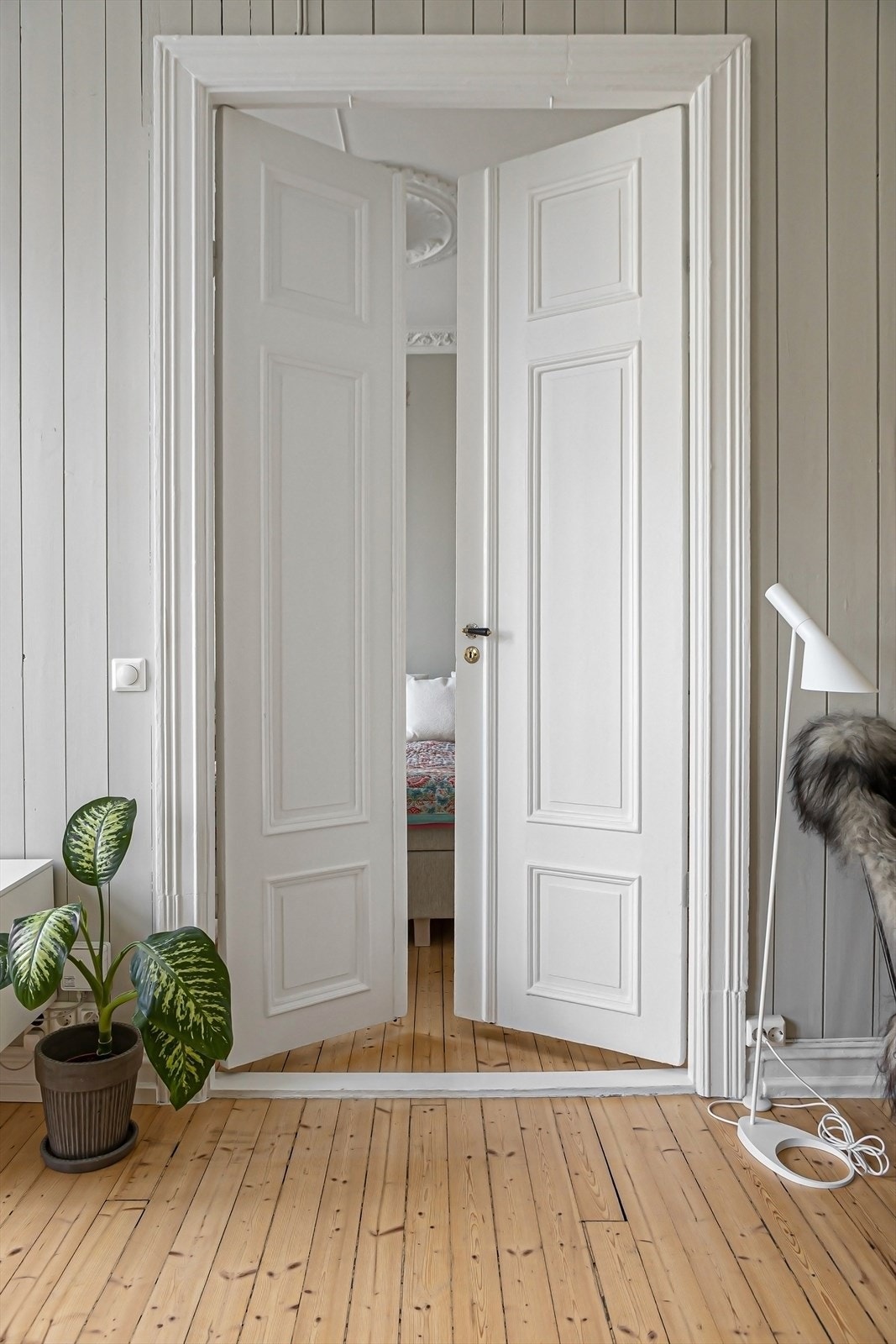 Det er doble fløydører som skiller stuen og soverommet. Galleribilde