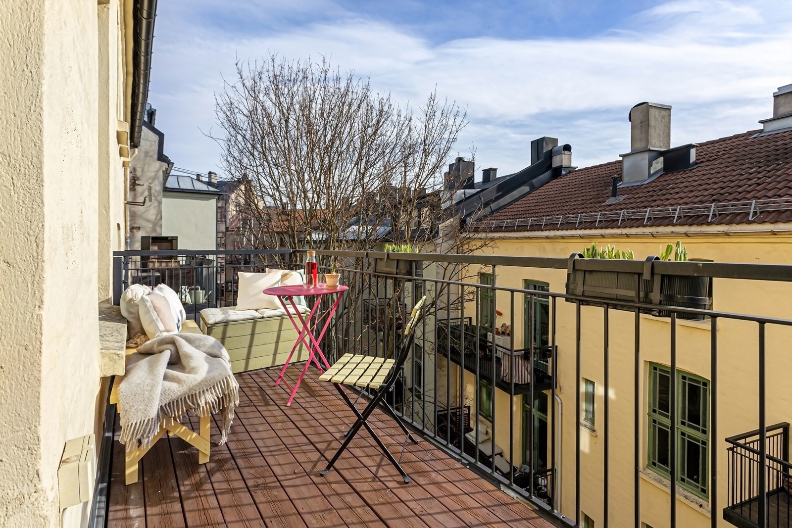 En klassisk, gjennomgående og romslig 2-roms med attraktiv beliggenhet på populære St. Hanshaugen. Galleribilde