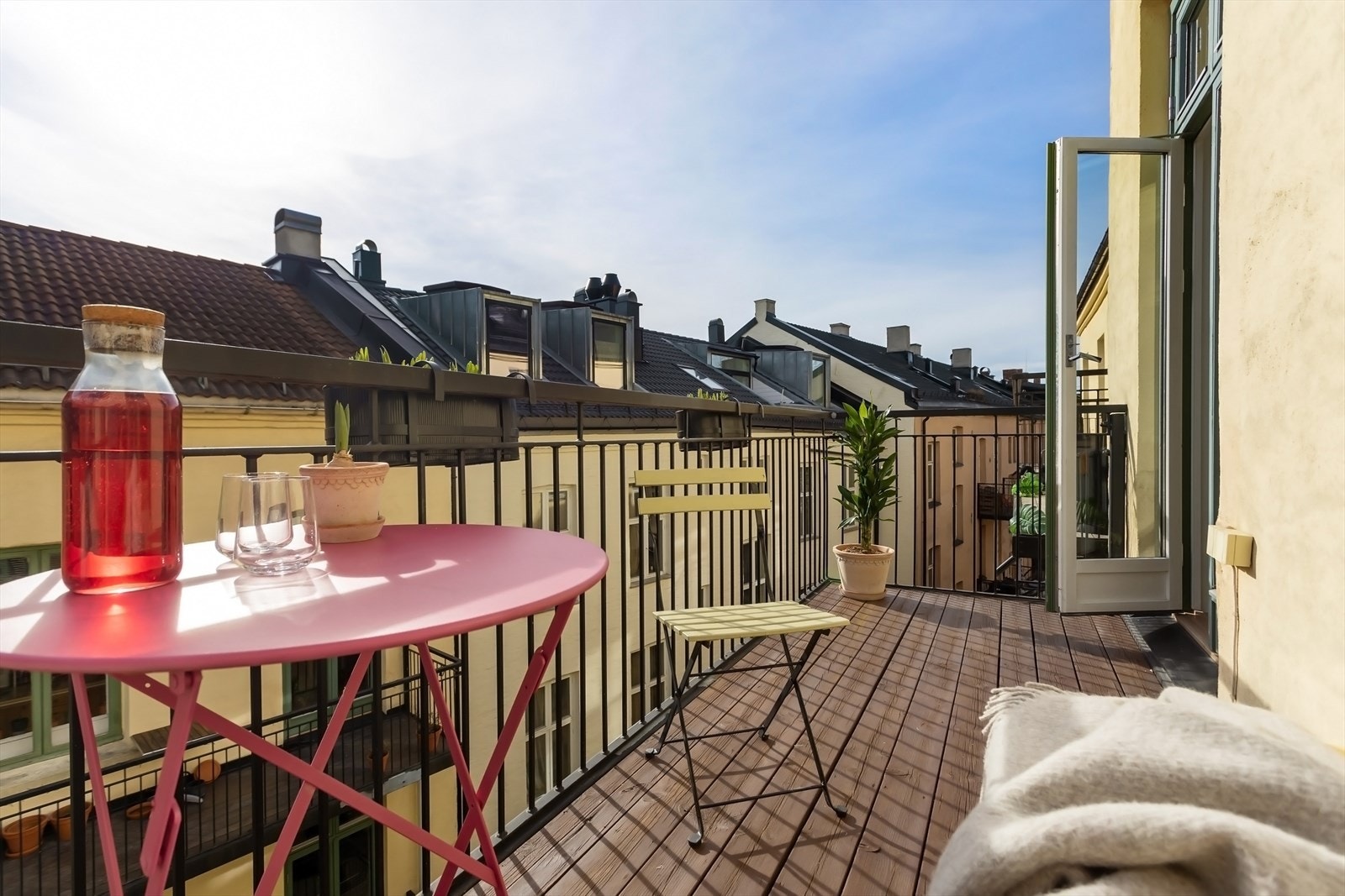 Fra kjøkkenet er det utgang til en hyggelig, sydøstvendt balkong på ca. 6 kvm. Her er det plass til utemøblement, grill og beplantning. Galleribilde