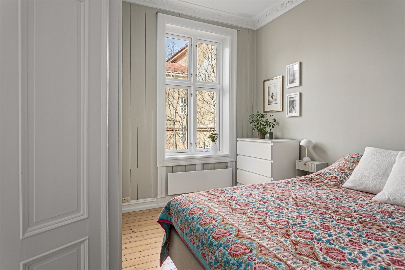 Lyst, innbydende soverom av god størrelse. Galleribilde