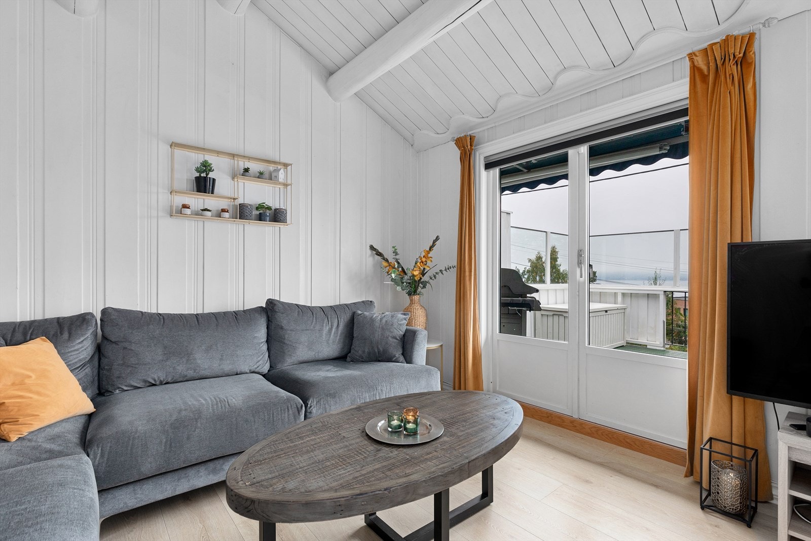 Det er hele tre utganger til verandaen fra stuen. Galleribilde