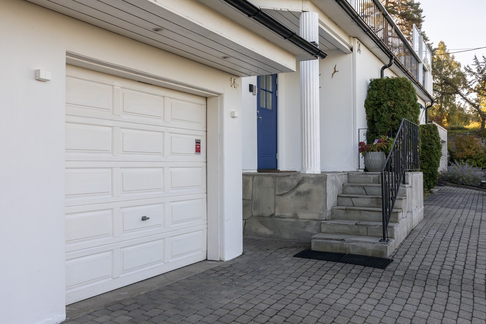 Gårdsplassen er opparbeidet med beleggningsstein og varmekabler, entré er belagt med skifer. Galleribilde