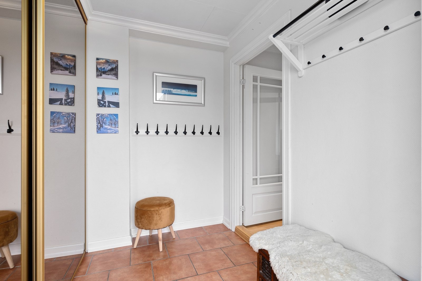 Entre med skyvedørsgarderobe gir gode muligheter for oppbevaring av yttertøy. Galleribilde