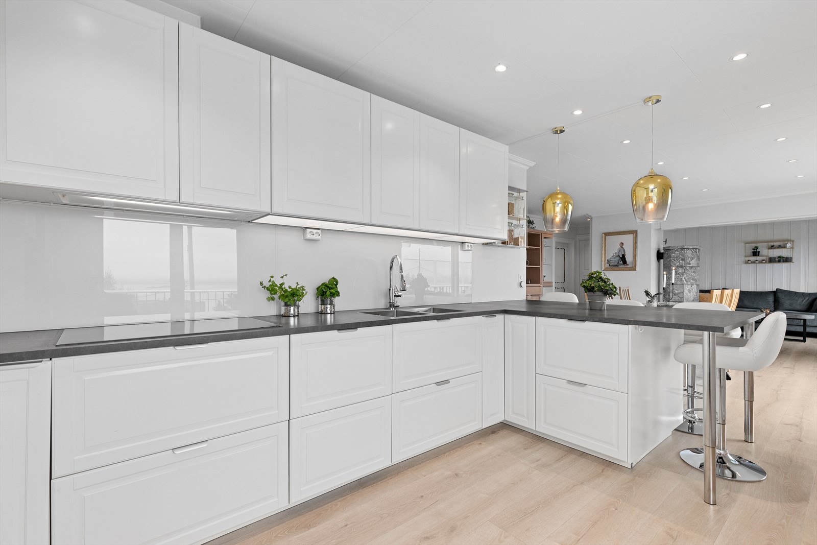 Lyst minimalistisk kjøkken som gir et rent og enkelt uttrykk. Galleribilde