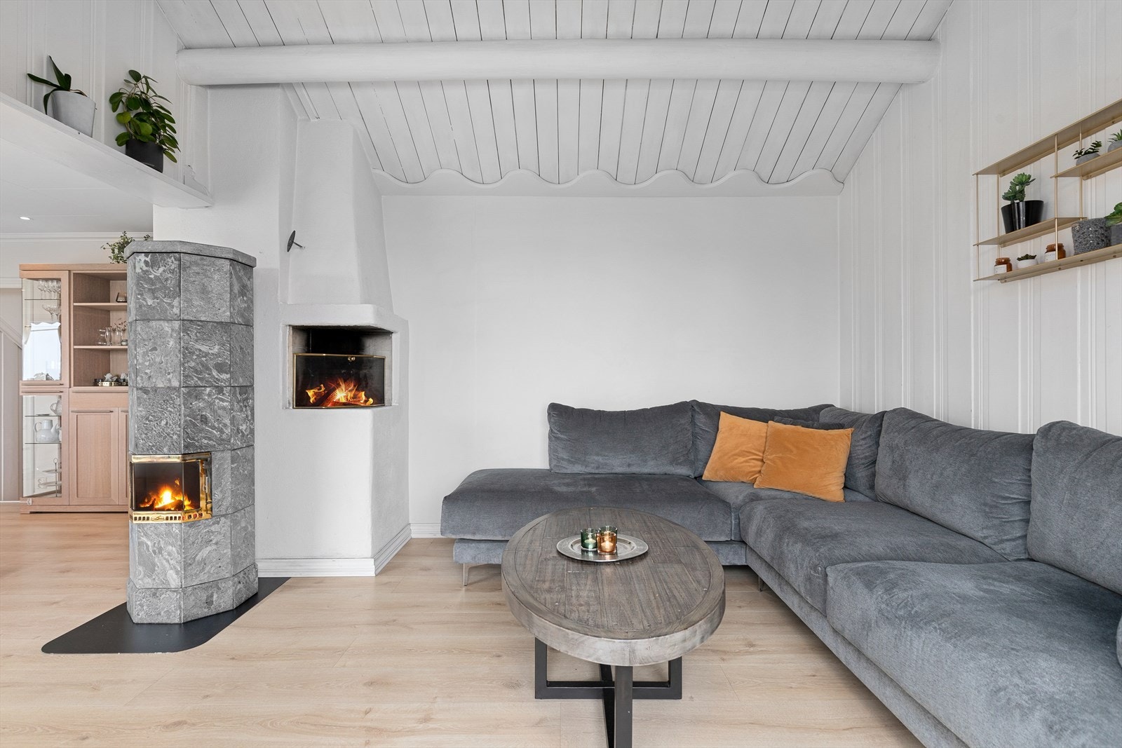 Både kakkelovn og peis er et naturlig midtpunkt i stuen, og er synlig fra både spisebord og sofakrok. Galleribilde