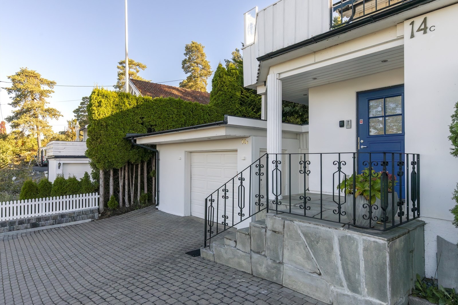 Eiendommen gir et godt førsteinntrykk med pent opparbeidet gårdsplass. Galleribilde