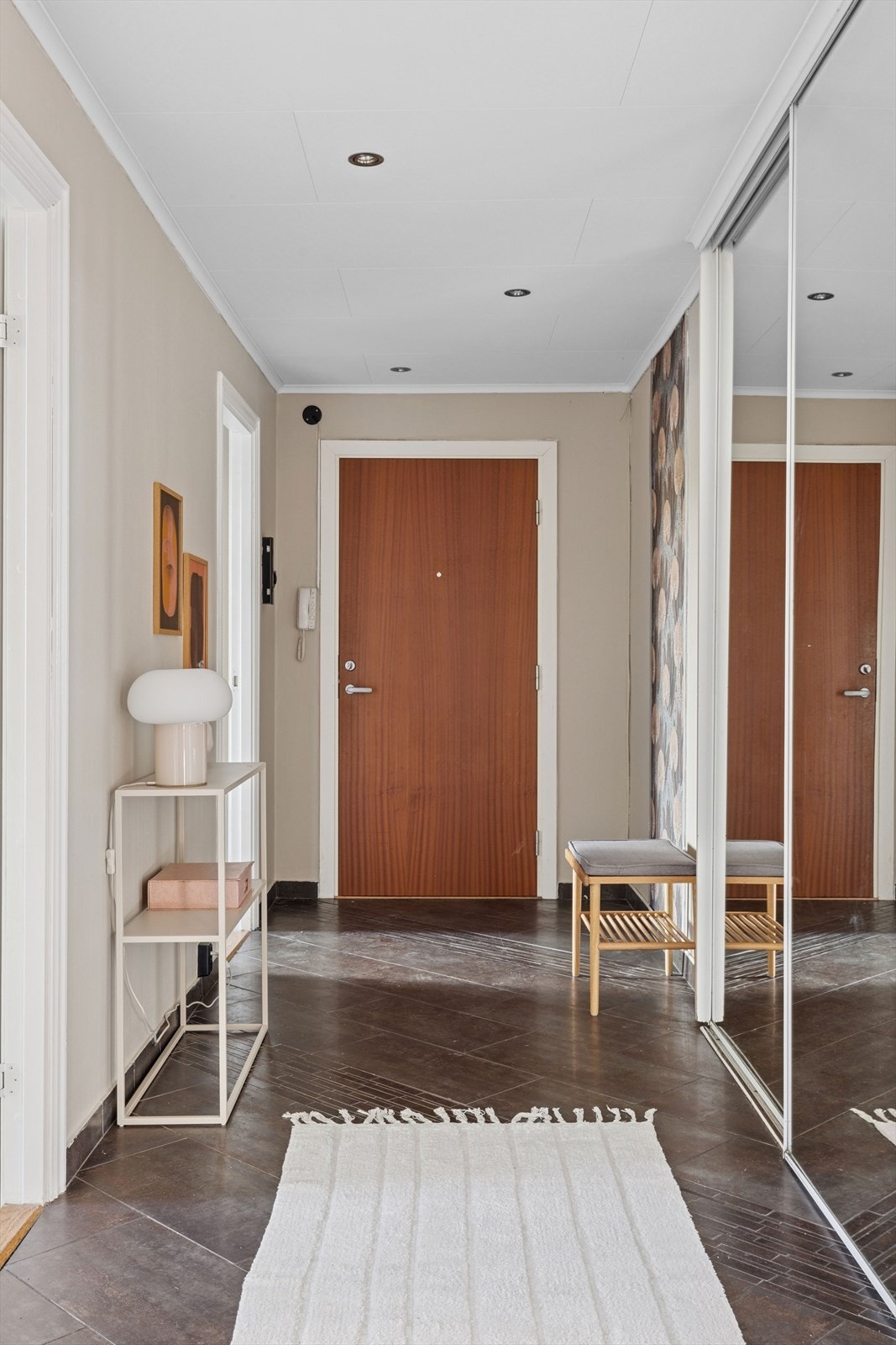 Velkommen inn! Entréen er lys og innbydende, med god plass til å henge fra seg yttertøy og sette fra seg sko. Her får du et flott førsteinntrykk av leiligheten. Galleribilde