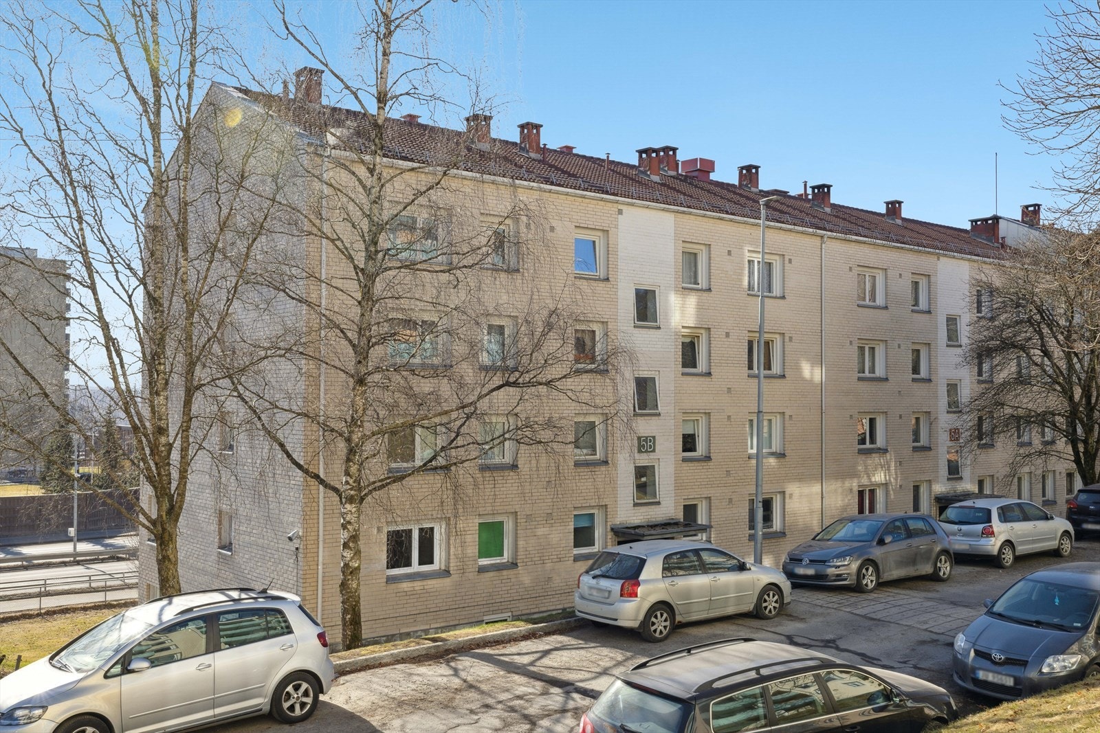 Sameiet har egne parkeringsplasser som er reservert beboere. Ta kontakt med vaktmester for elektronisk bevis. Førstemann til mølla prinsipp. Galleribilde