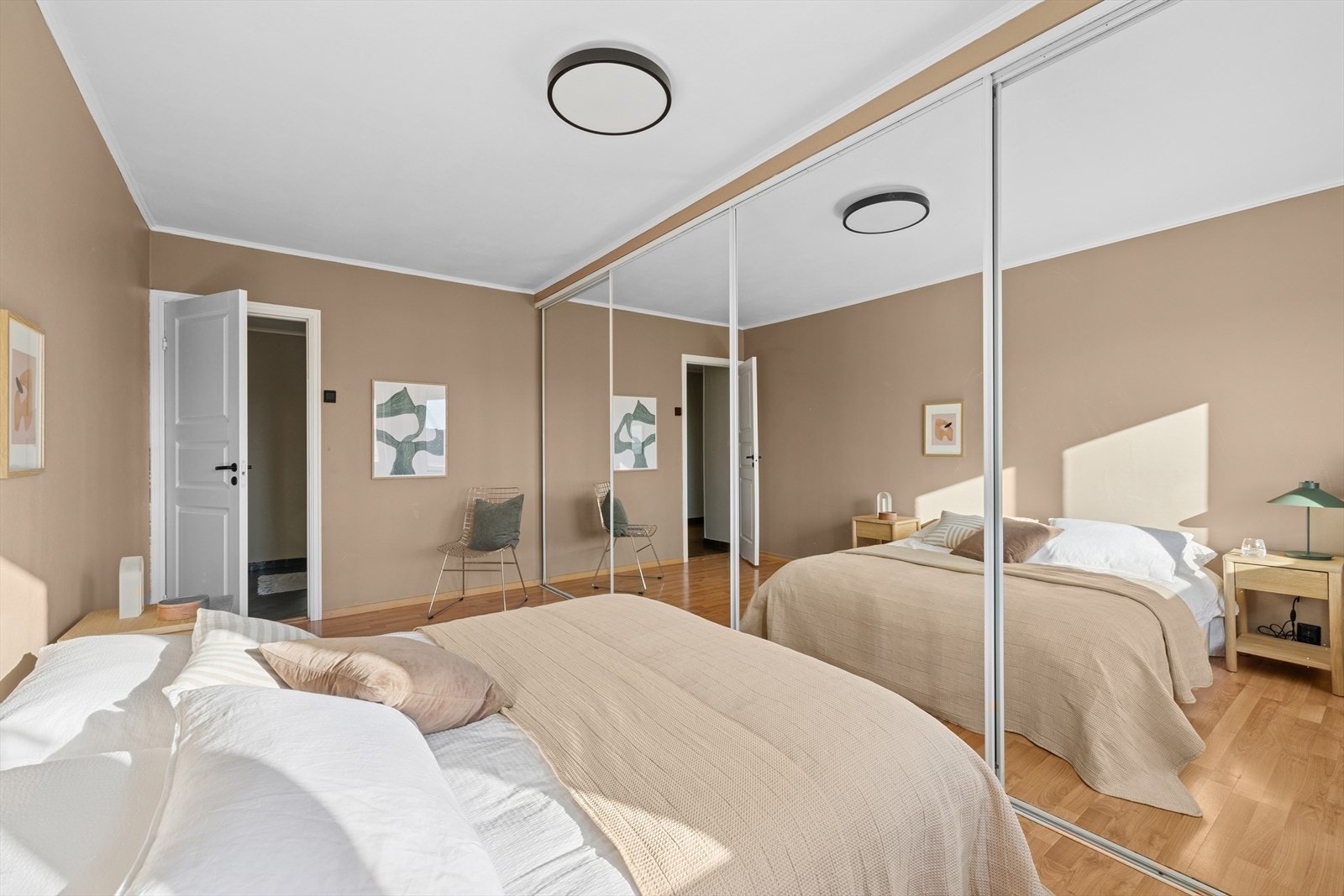 Hovedsoverommet ligger fint til ved stuen med plass til en dobbeltseng, nattbord på hver side, en svært romslig skyvedørsgarderobe og annet ønskelig møblement. Galleribilde