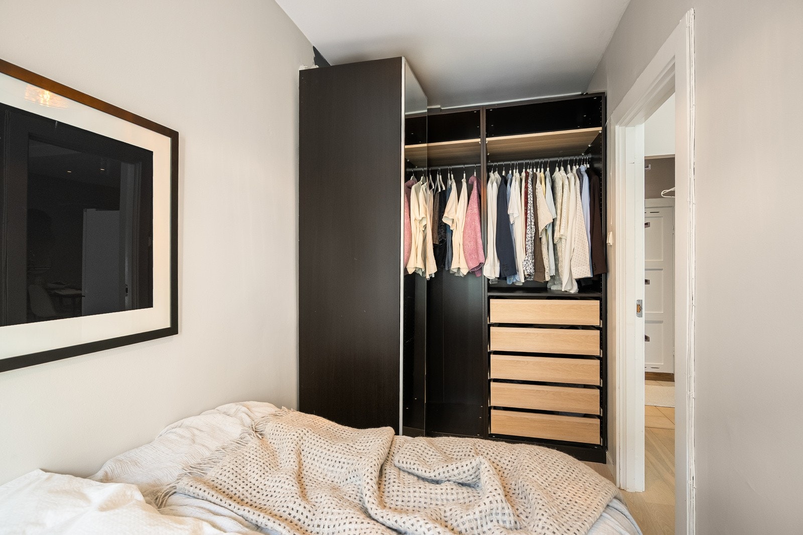 Store garderobeskap. I tillegg finnes en veldig praktisk bod i gangen til ekstra oppbevaring + kjellerbod på 4 kvm Galleribilde