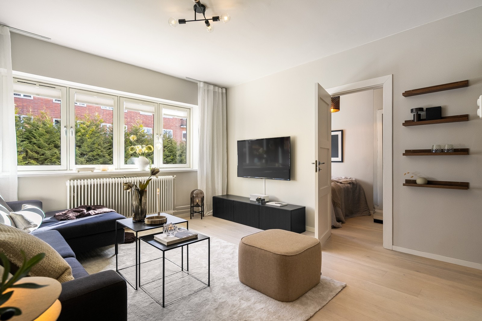 Takhøyde på ca. 2,65 meter gjør stuen luftig Galleribilde