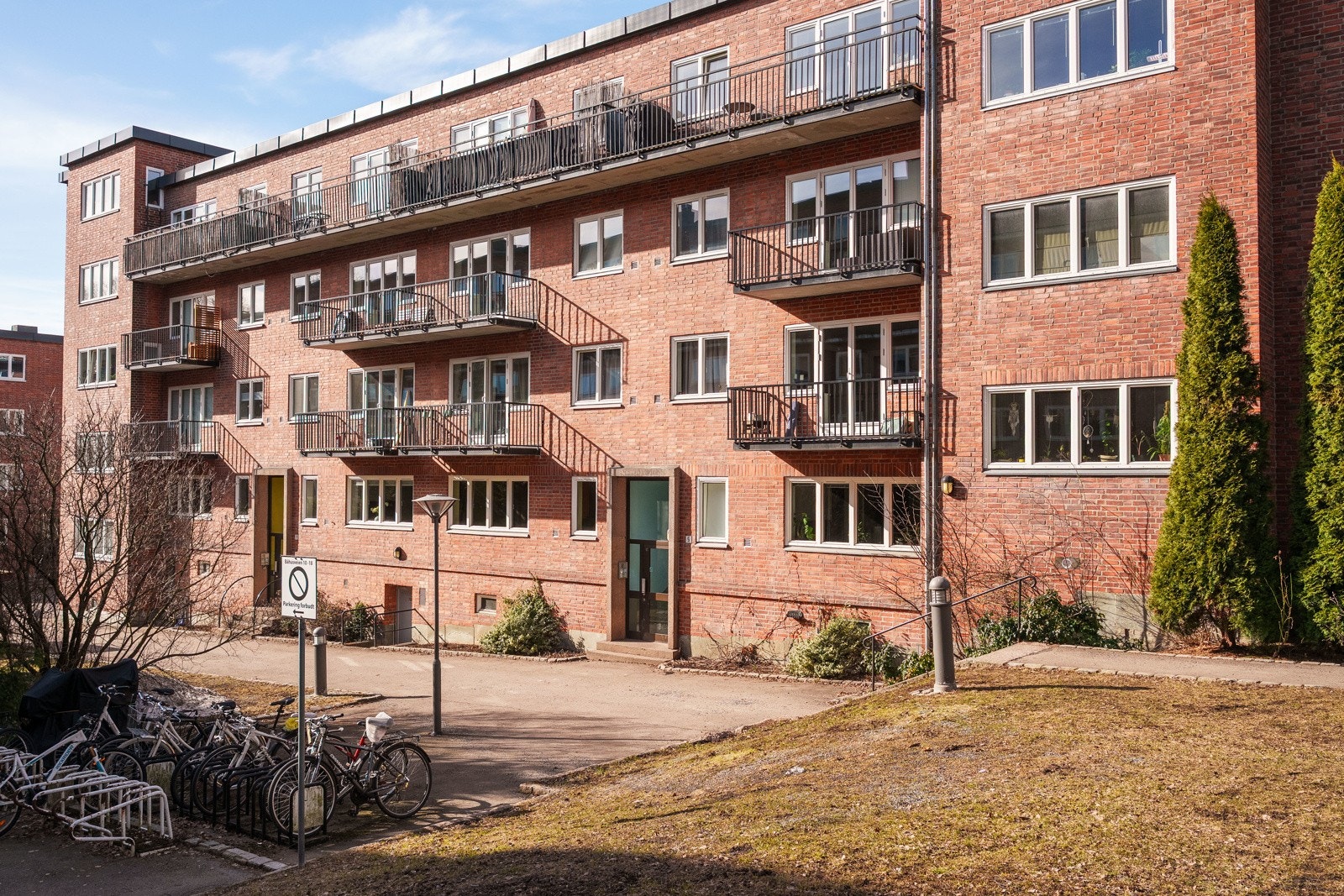 Leiligheten og bygget ligger usjenert til mot indre gårdsrom Galleribilde