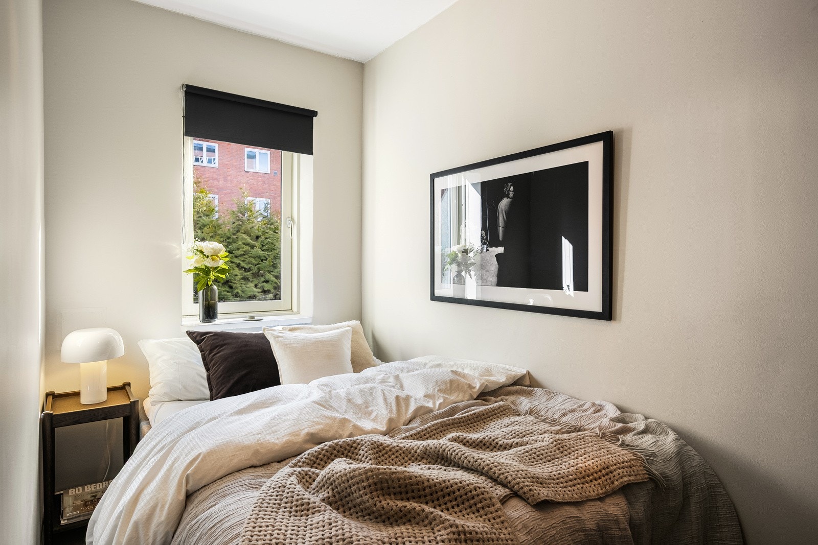 Romslig soverom med plass til dobbeltseng (denne er 1,40 meter) Galleribilde