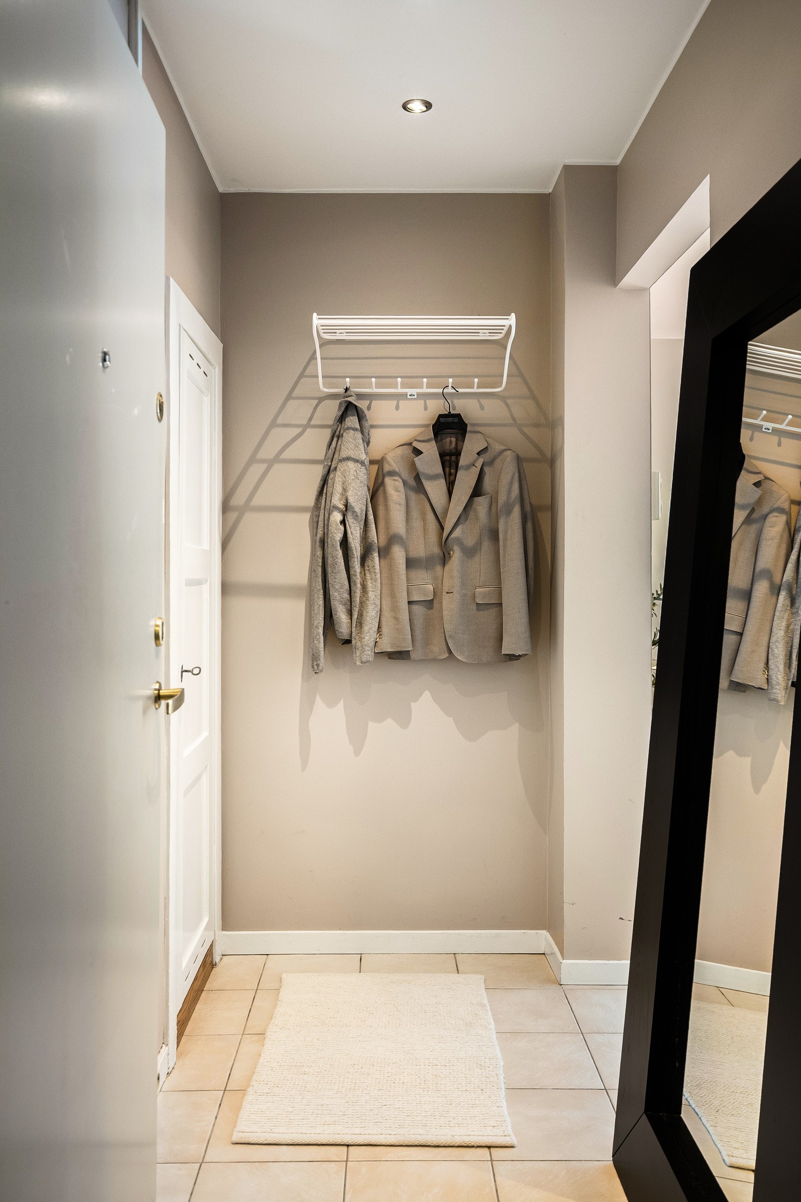 Innbydende entré med tilknytning til praktisk bod for oppbevaring Galleribilde