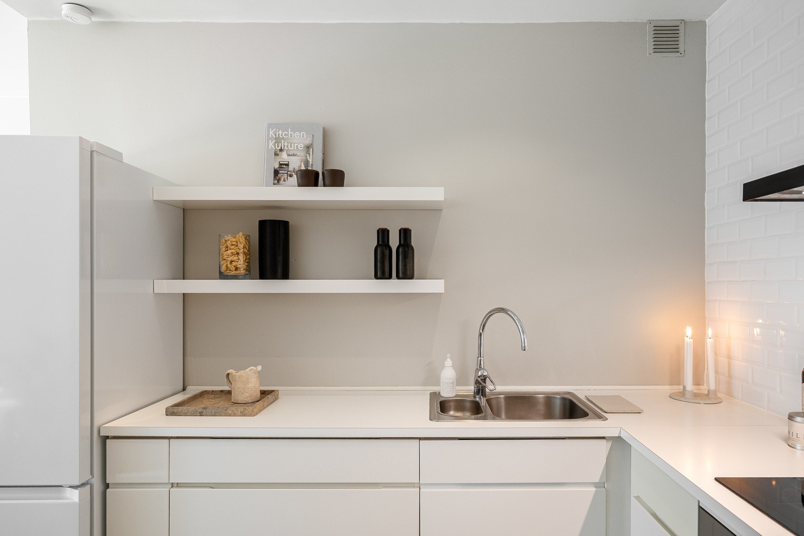 Moderne og stort kjøkken med integrerte hvitevarer og frittstående kjøleskap Galleribilde