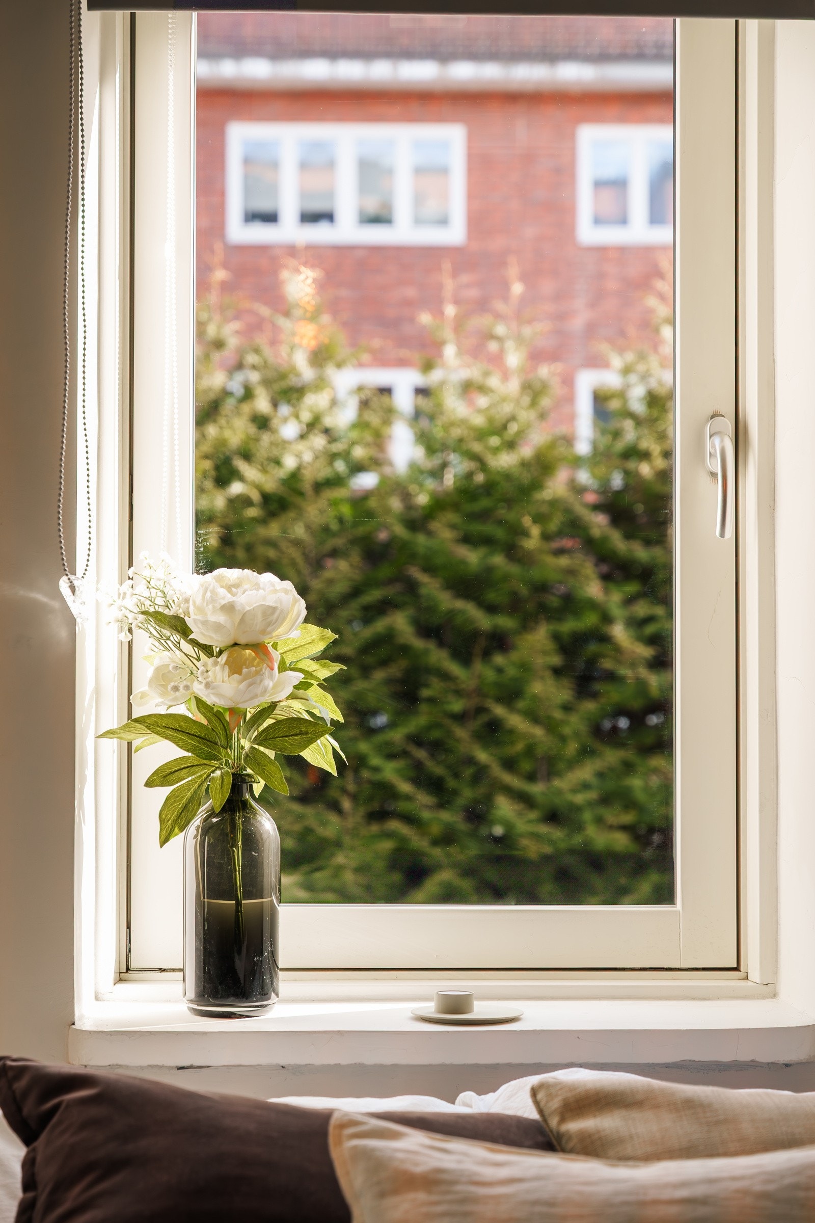 Soverommet vender ut mot stille gårdsrom Galleribilde