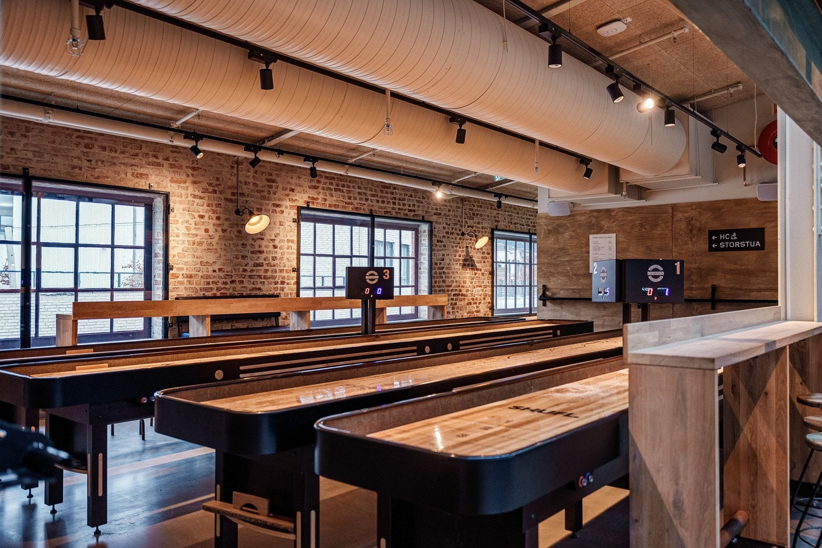 Nærområde - Populære Carls med Shuffleboard, barer og arrangementer Galleribilde