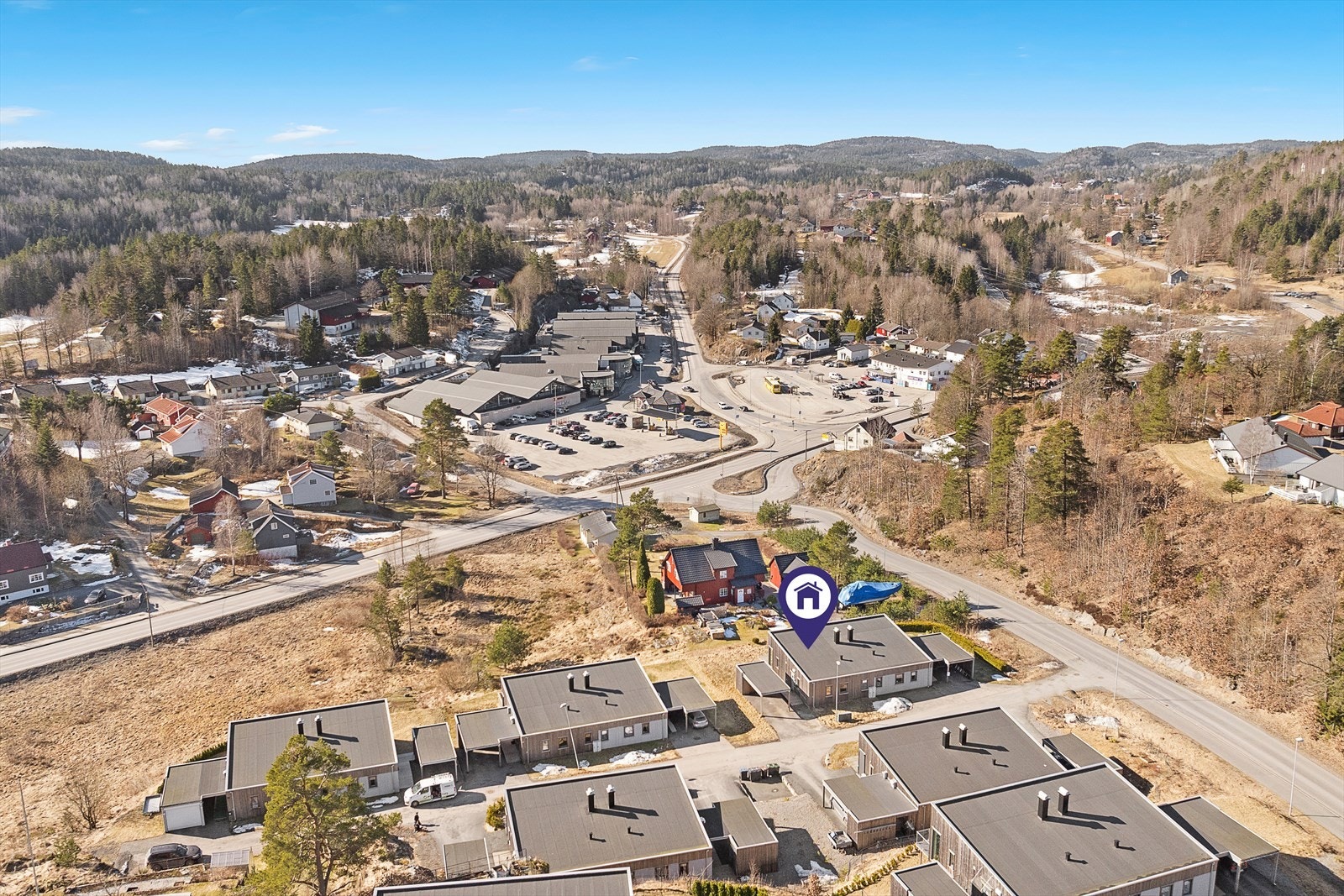 Dronefoto. Svært sentralt med umiddelbar nærhet til Alti Kragerø, Rema 1000 og bussterminal. Galleribilde