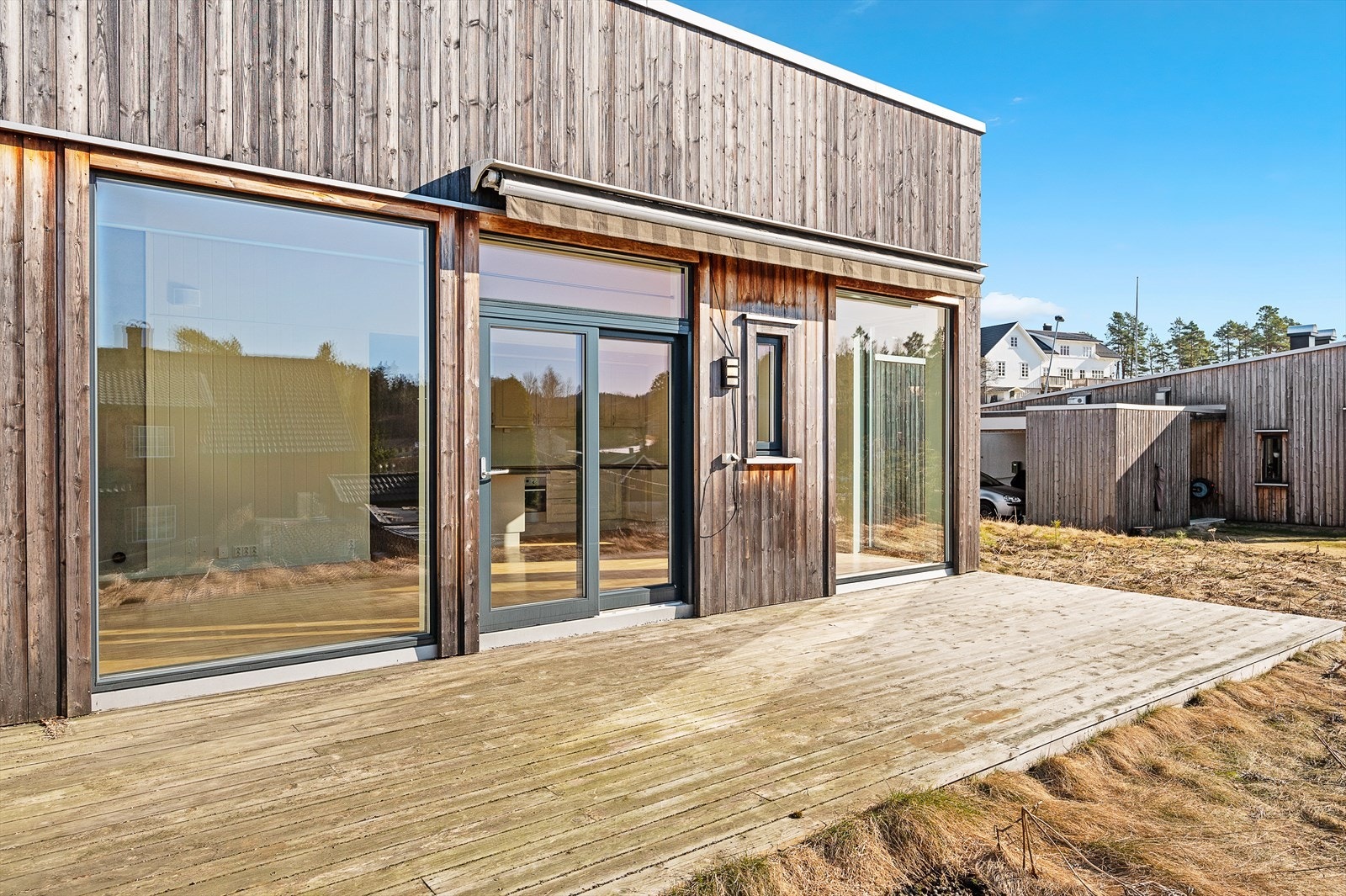 Sørvendt terrasse m/markise Galleribilde