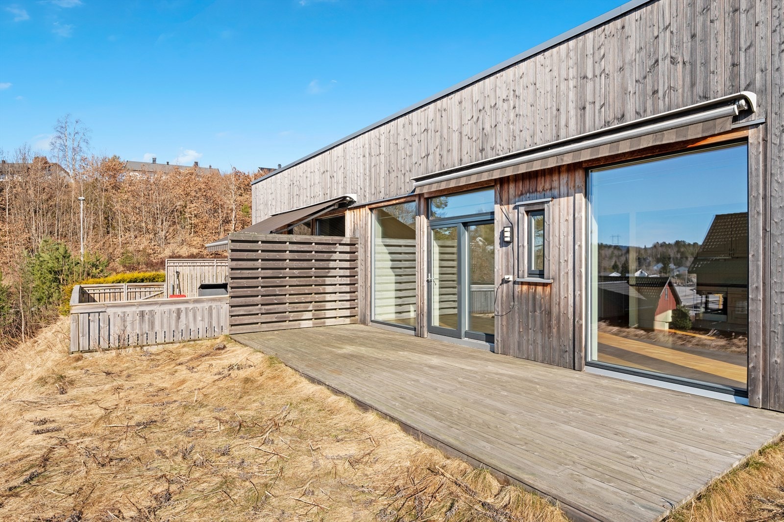 Solrik, sørvendt terrasse med adkomst fra stuen Galleribilde