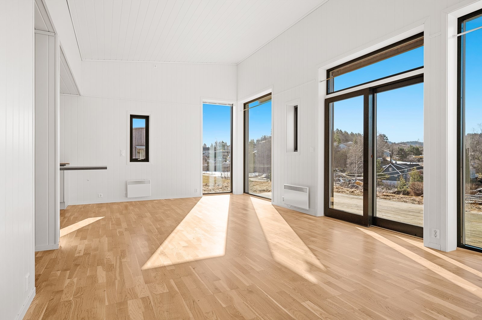 Luftig stue-/spisestue med god takhøyde, store vindusflater og skyvedør ut til terrassen. Galleribilde