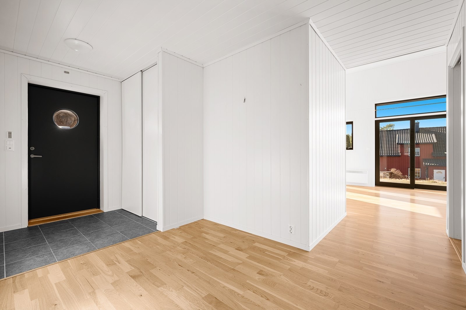 Fin entrè med skyvedørsgarderobe. Varmekabler i den del av gulvet som er flislagt. Galleribilde