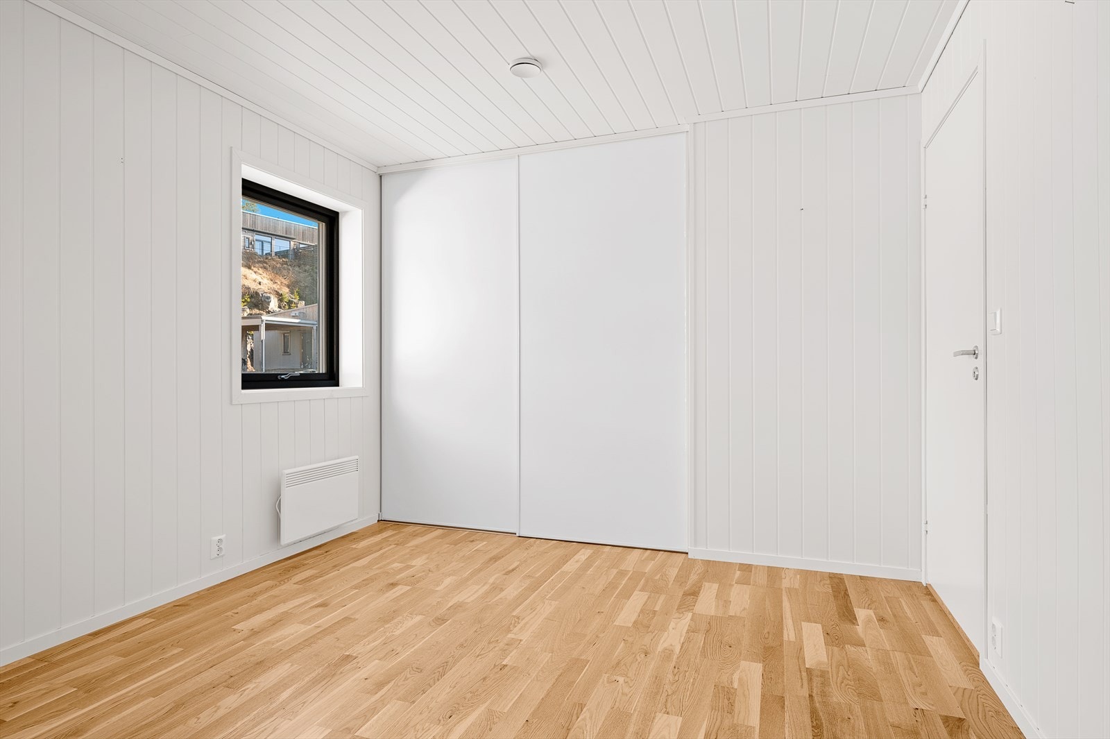 Soverom 2. Her med skyvedørsgarderobe Galleribilde